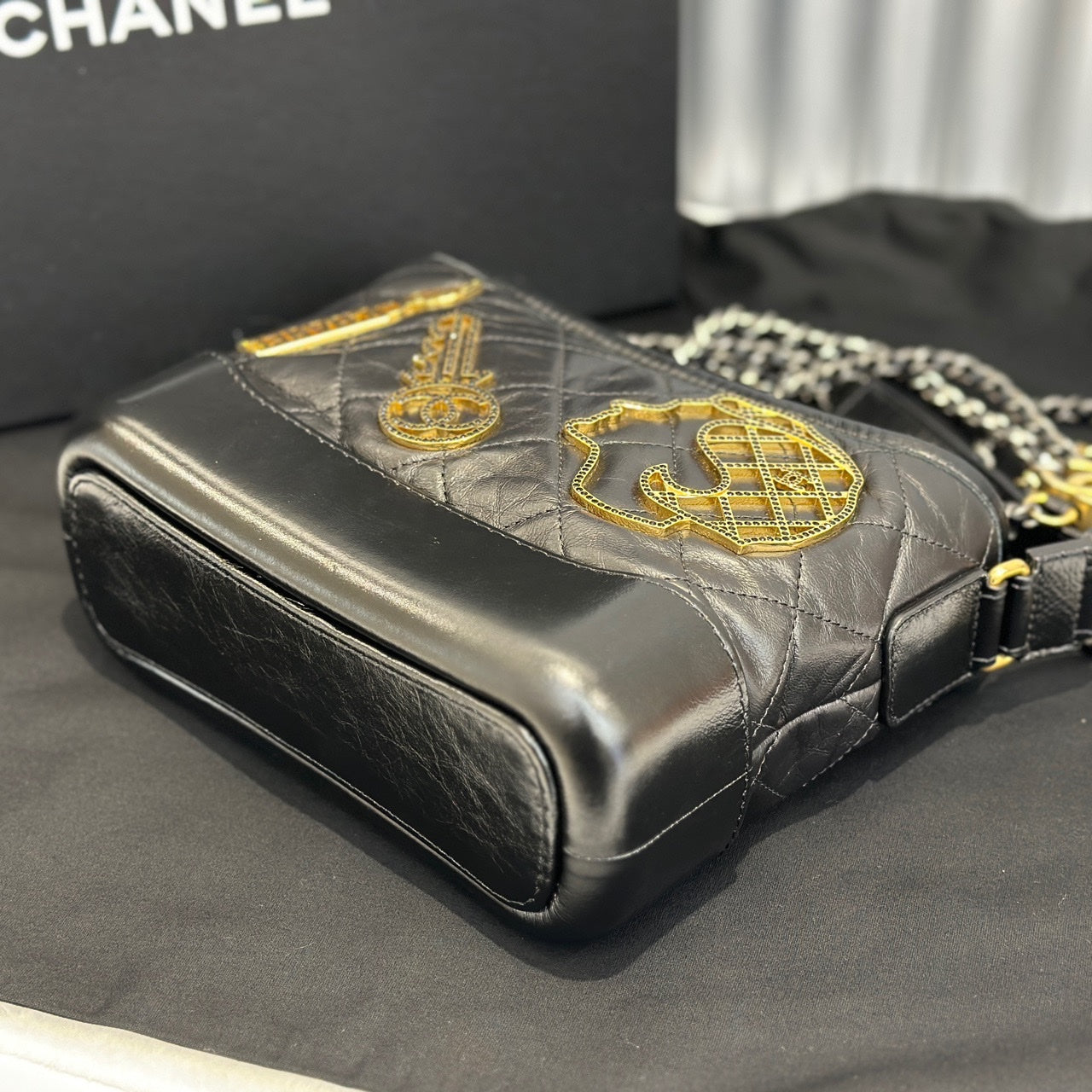 Chanel - Gabrielle Hobo Bag Paris Cosmopolite Small - Aged calfskin leather - Black - (Small)