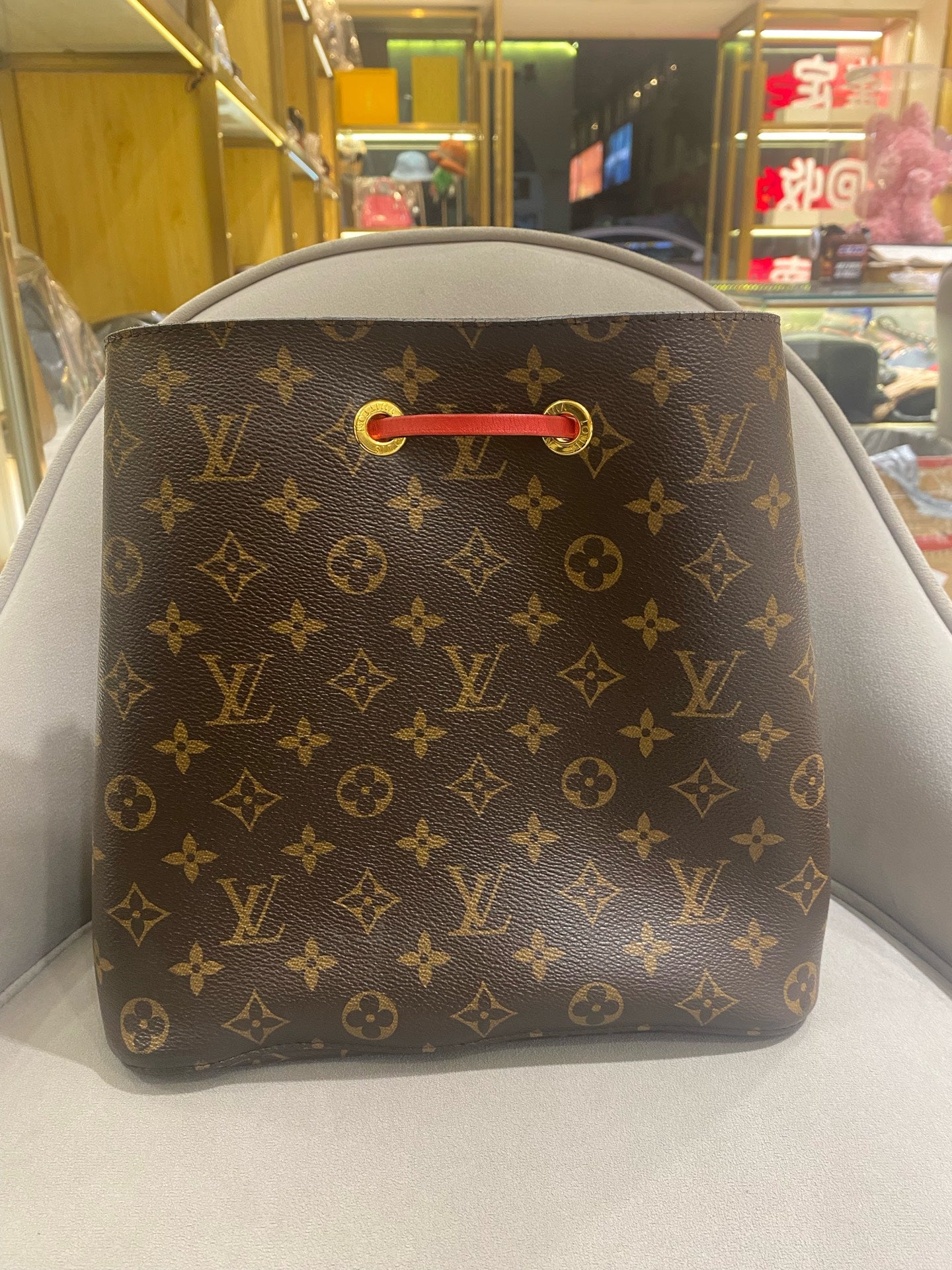 Louis Vuitton - Neonoe MM - Monogram coated canvas with cowhide leather trim - Brown with Red accents - (Medium)