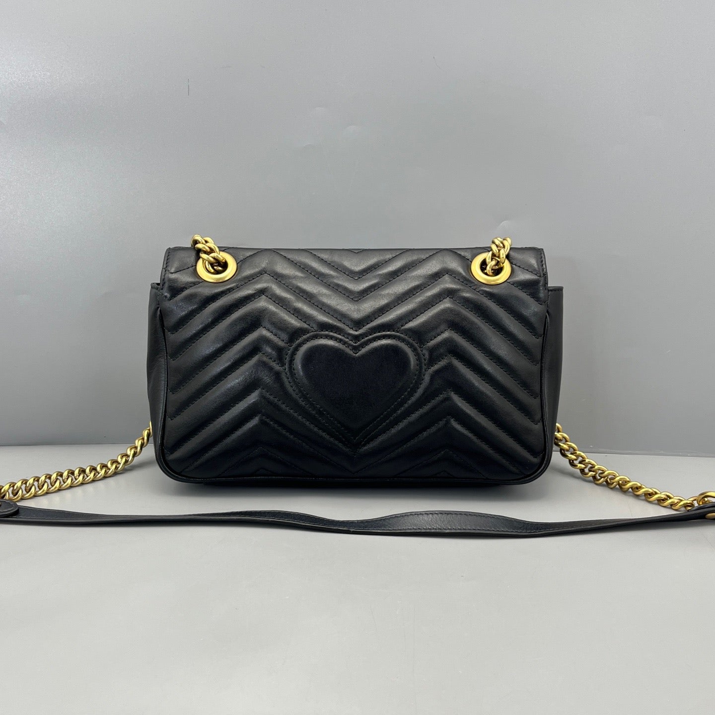 Gucci - Marmont 26 - Leather - Black with Gold-Tone Hardware - (Medium)
