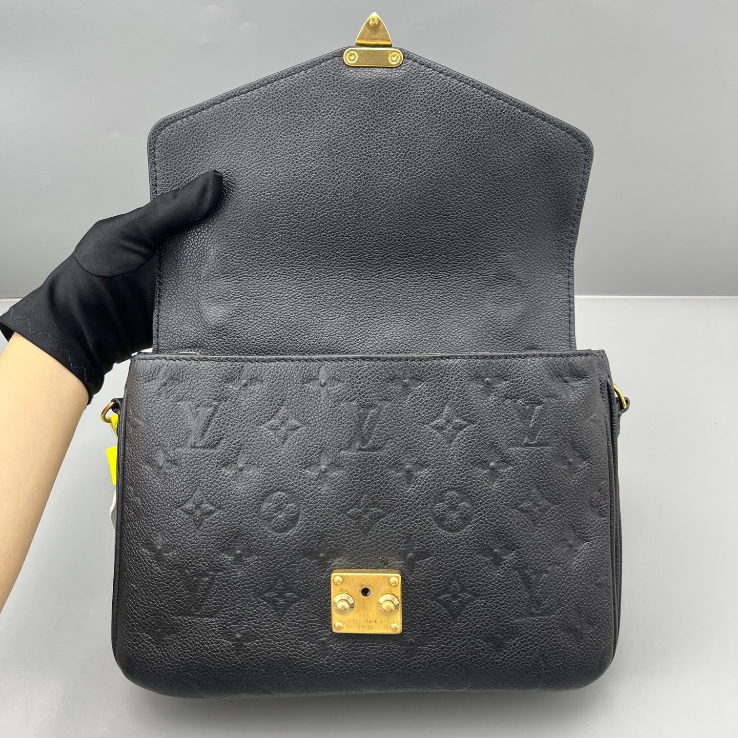 Louis Vuitton - Pochette Metis - Embossed Monogram Empreinte leather - Black - (medium)