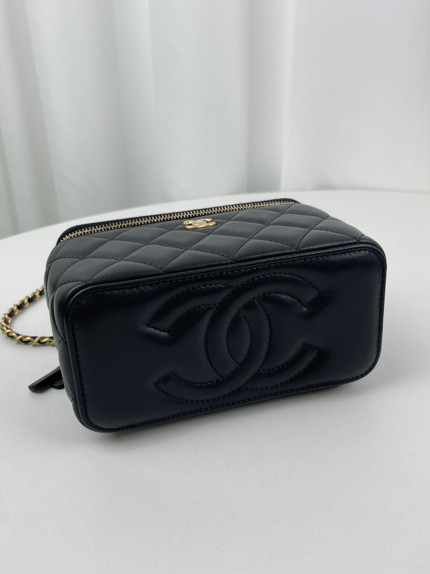 Chanel - Gold Ball Vanity Case - Lambskin leather - Black - (Mini)