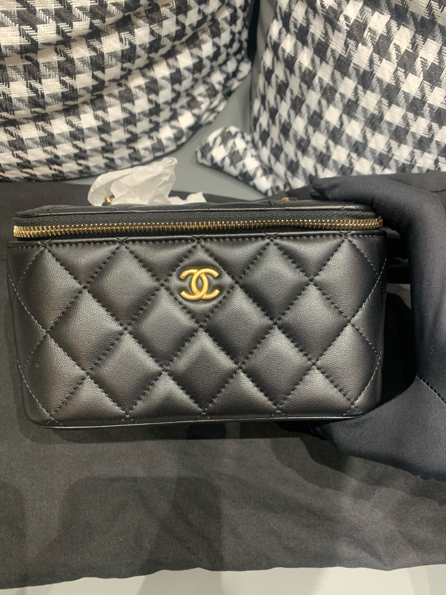 Chanel - Gold Ball Vanity Case - Lambskin leather - Black - (Mini)