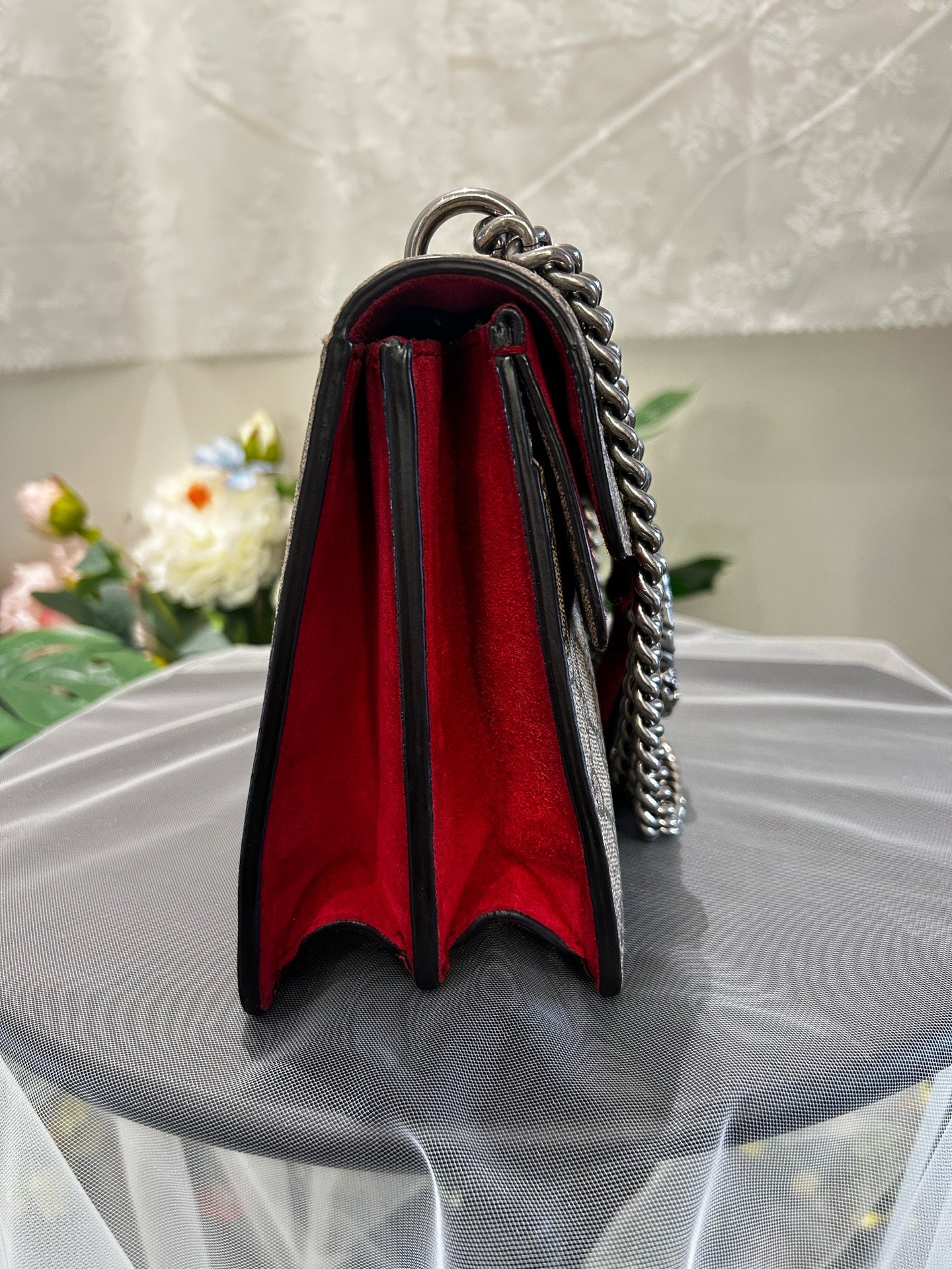 Gucci - Dionysus Shoulder Bag - GG Supreme canvas with suede interior and leather trim - Beige and ebony GG Supreme with red interior and antiqued silver-tone hardware - (Medium)