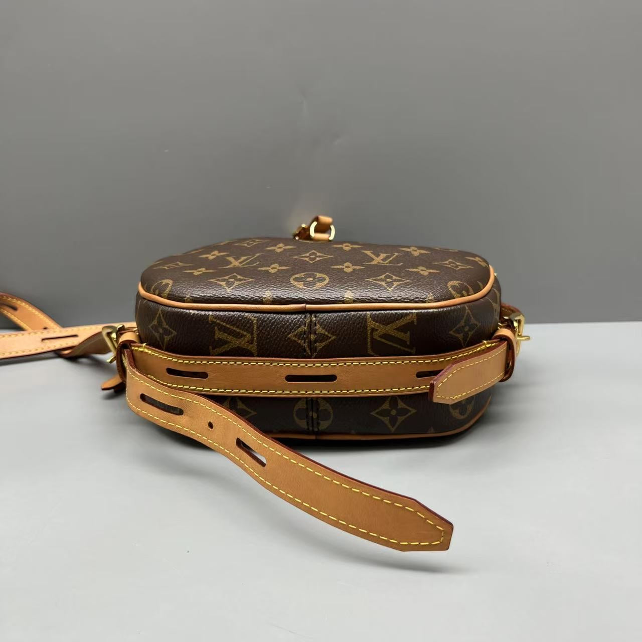 Louis Vuitton - Boîte Chapeau Souple - Monogram coated canvas with natural cowhide leather trim - Brown - (Large)