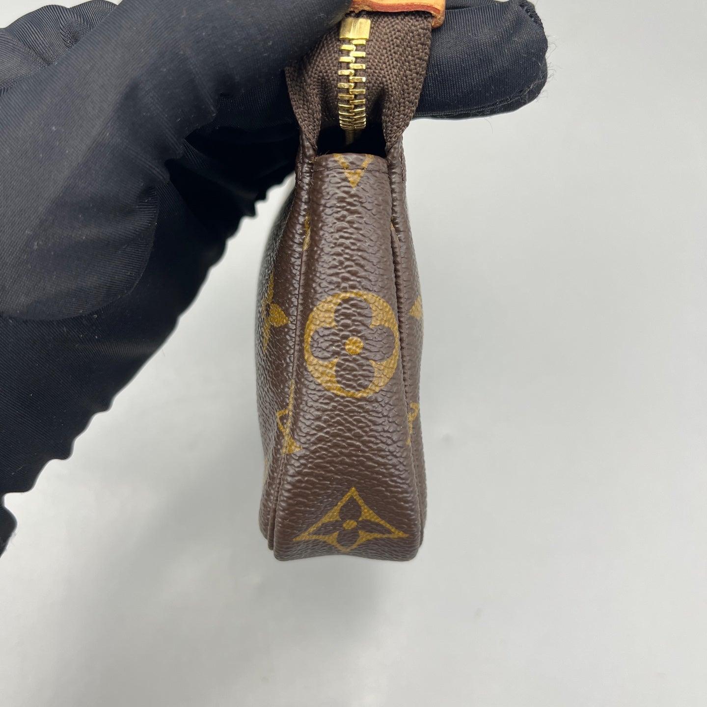 Louis Vuitton - Mini Pochette Accessoires - Monogram coated canvas with Vachetta leather trim and textile lining - Brown - (mini)