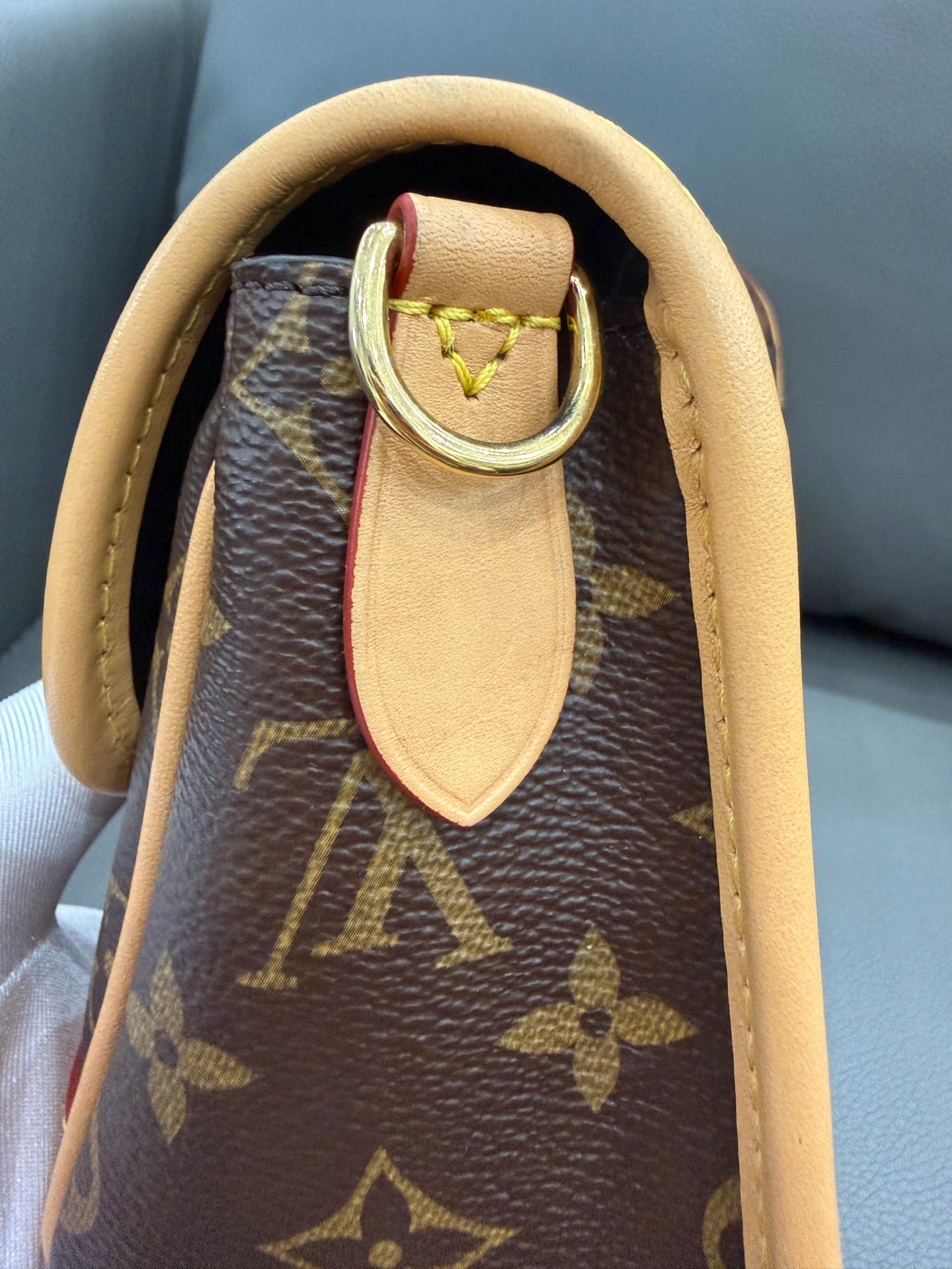 Louis Vuitton - Baguette Flap Bag - Monogram coated canvas with Vachetta leather trim - Brown - (small)