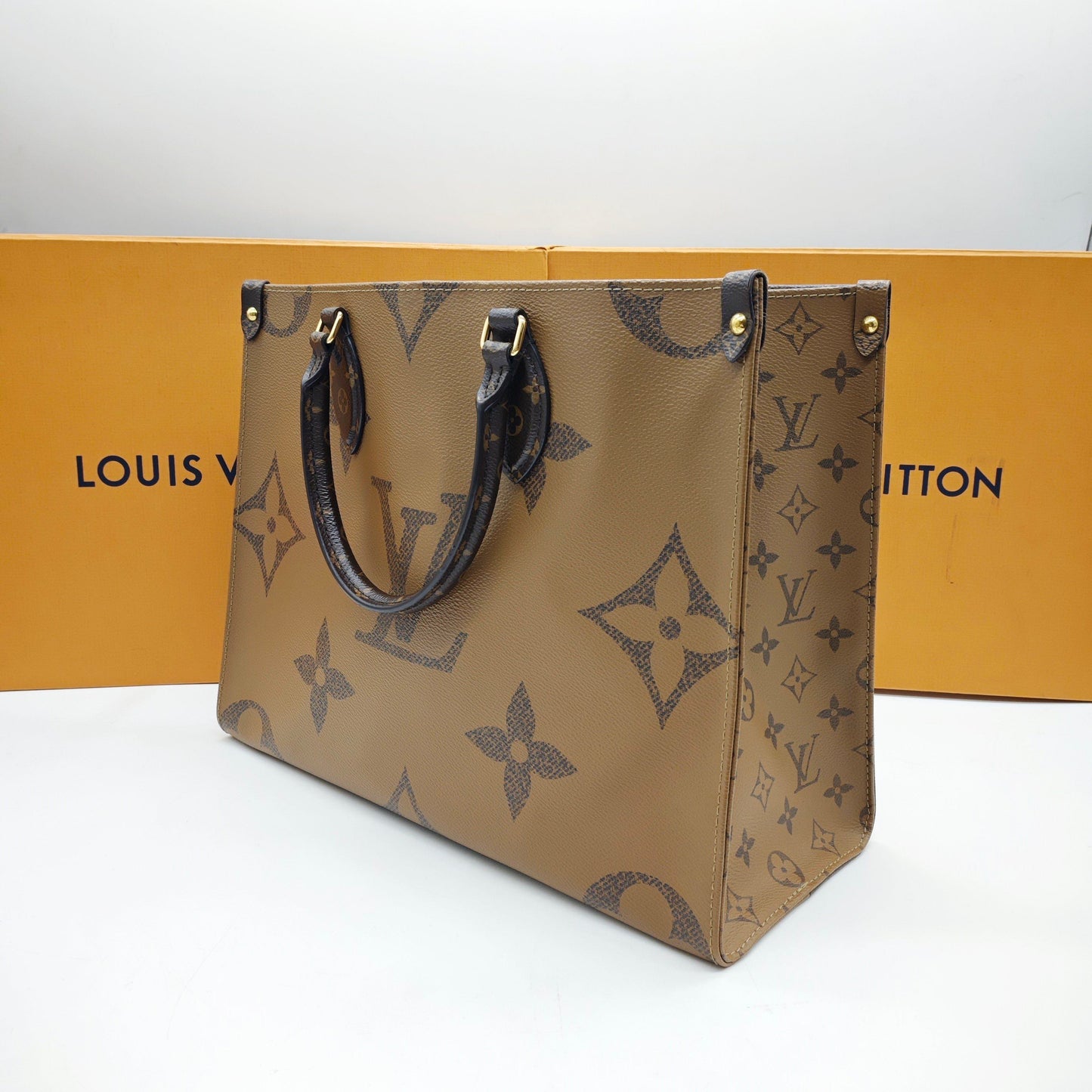 Louis Vuitton - OnTheGo MM - Monogram Giant and Reverse Monogram coated canvas with natural cowhide leather trim - Multicolour - (medium)