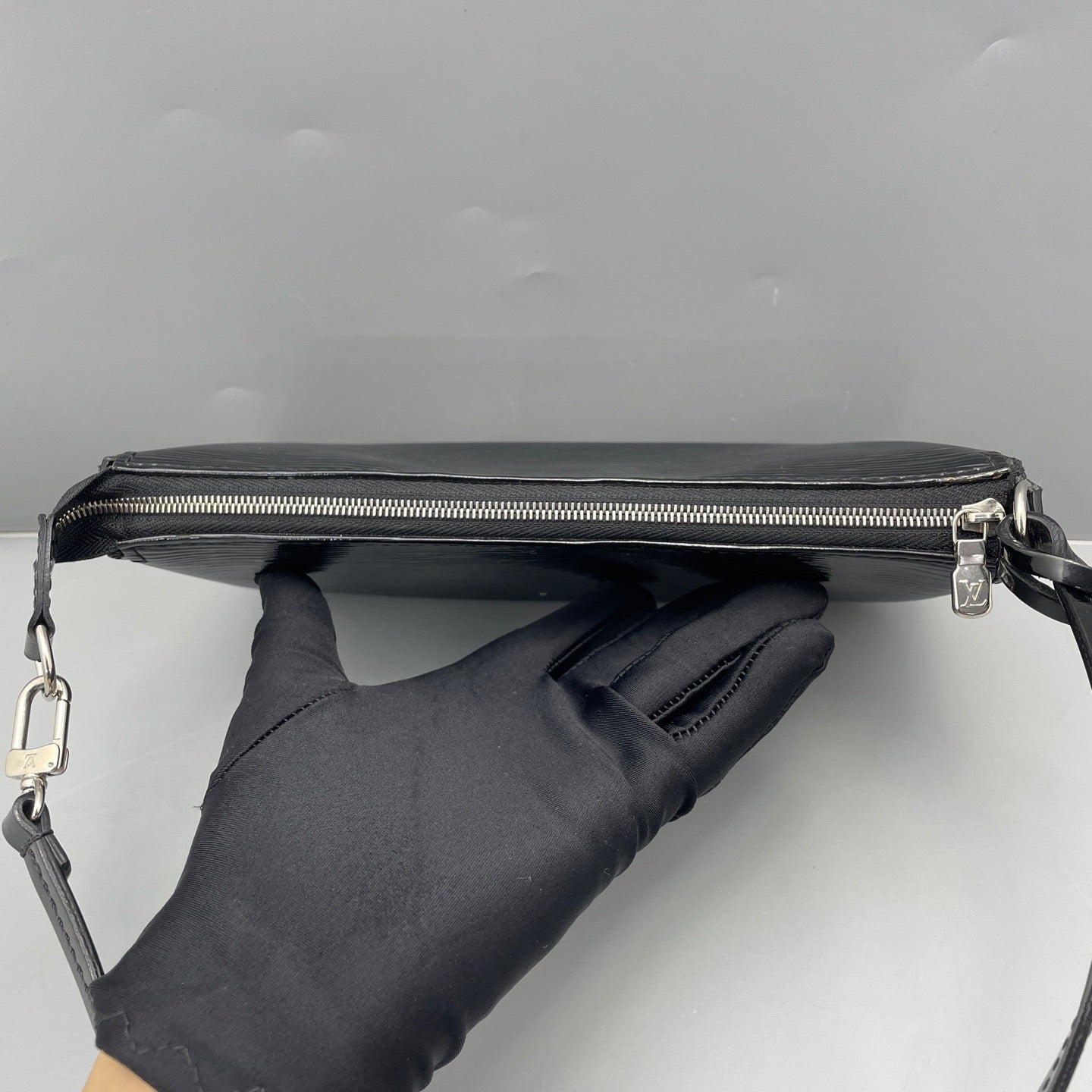 Louis Vuitton - Pochette Accessoires - Patent leather - Black - (mini)