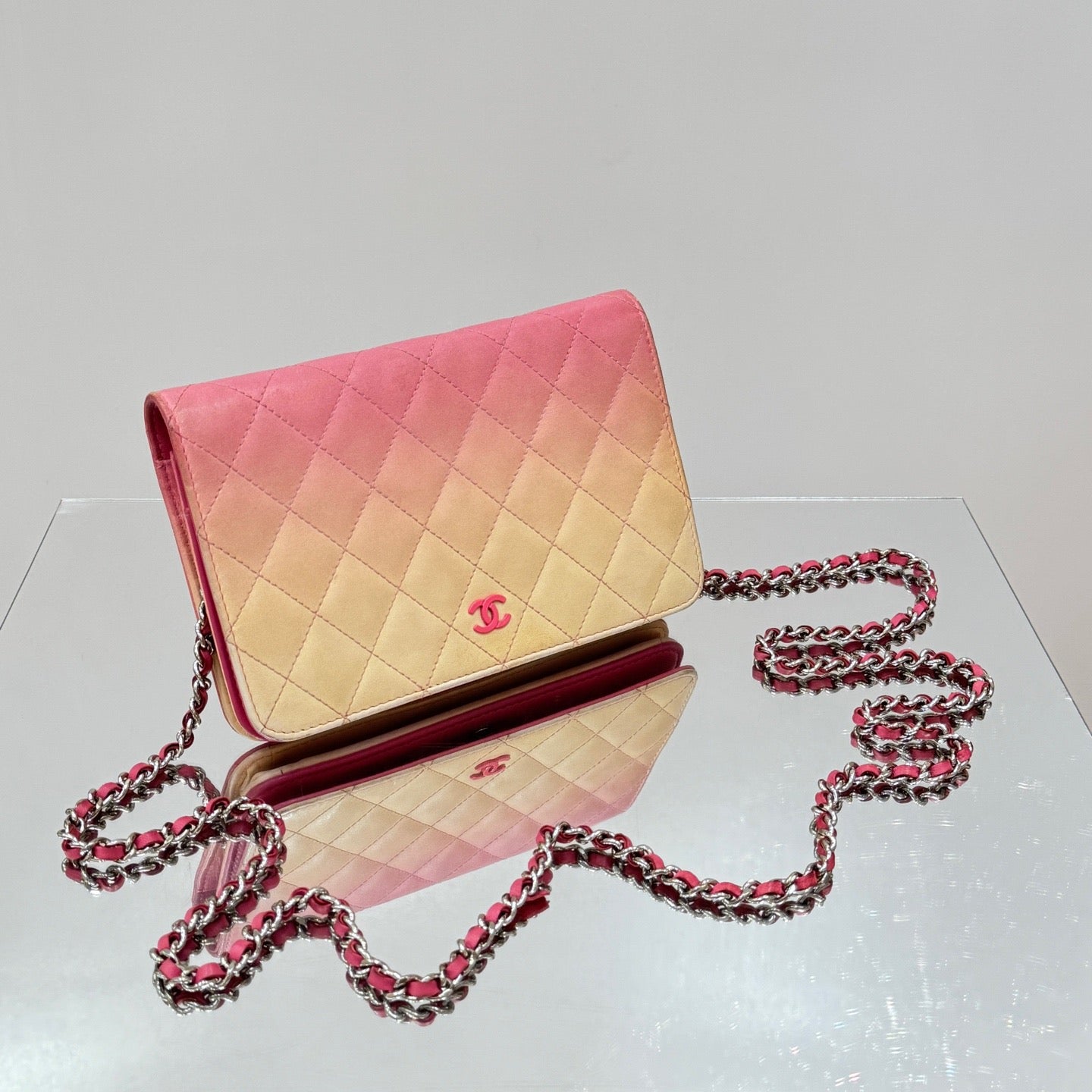 Chanel - Wallet on Chain (WOC) - Lambskin leather - Gradient Pink and Cream - (mini)