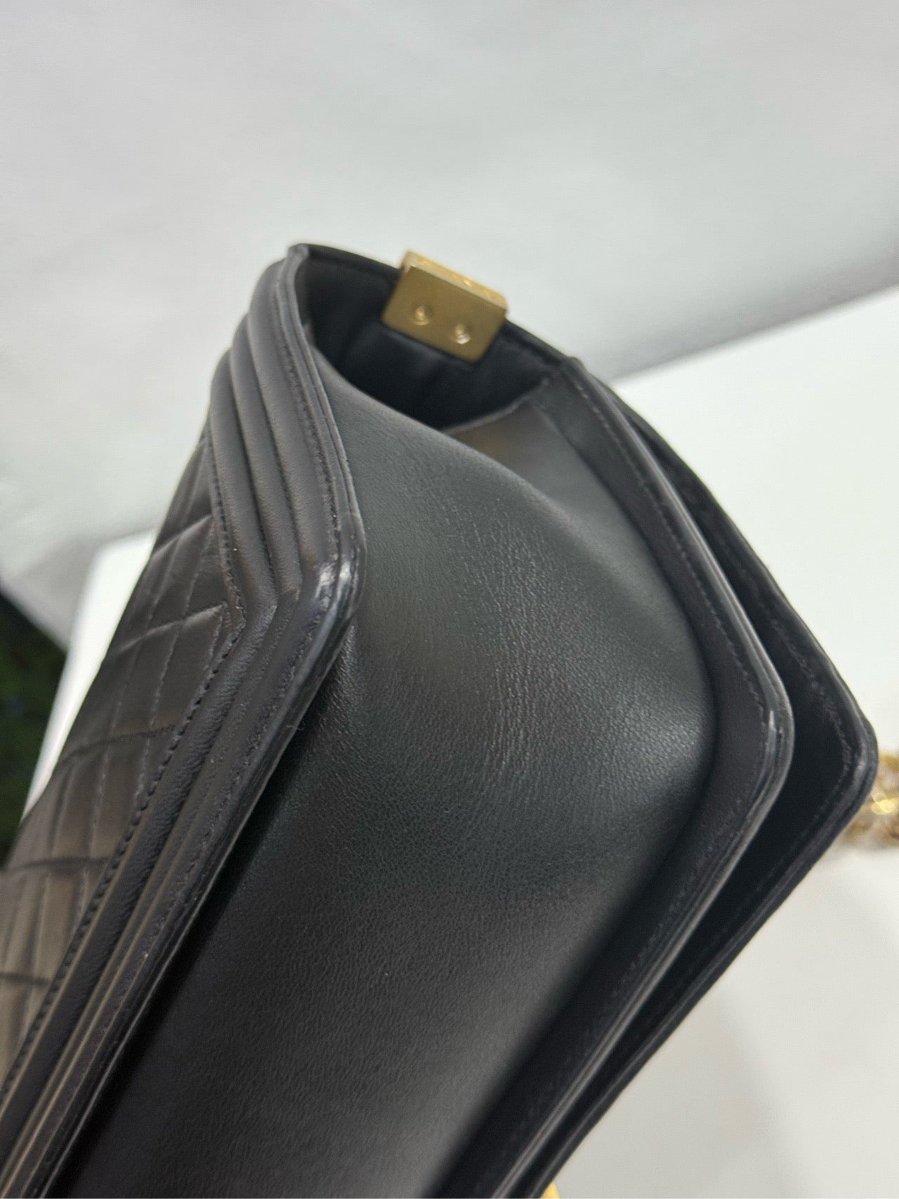 Chanel - Le Boy Medium Flap Bag - Lambskin leather - Black with Gold-Tone Hardware - (Medium)