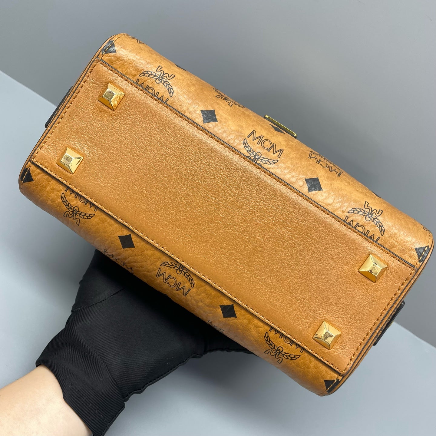 MCM - Visetos Boston Bag Small - Visetos coated canvas with leather trim - Cognac with black monogram - (small)