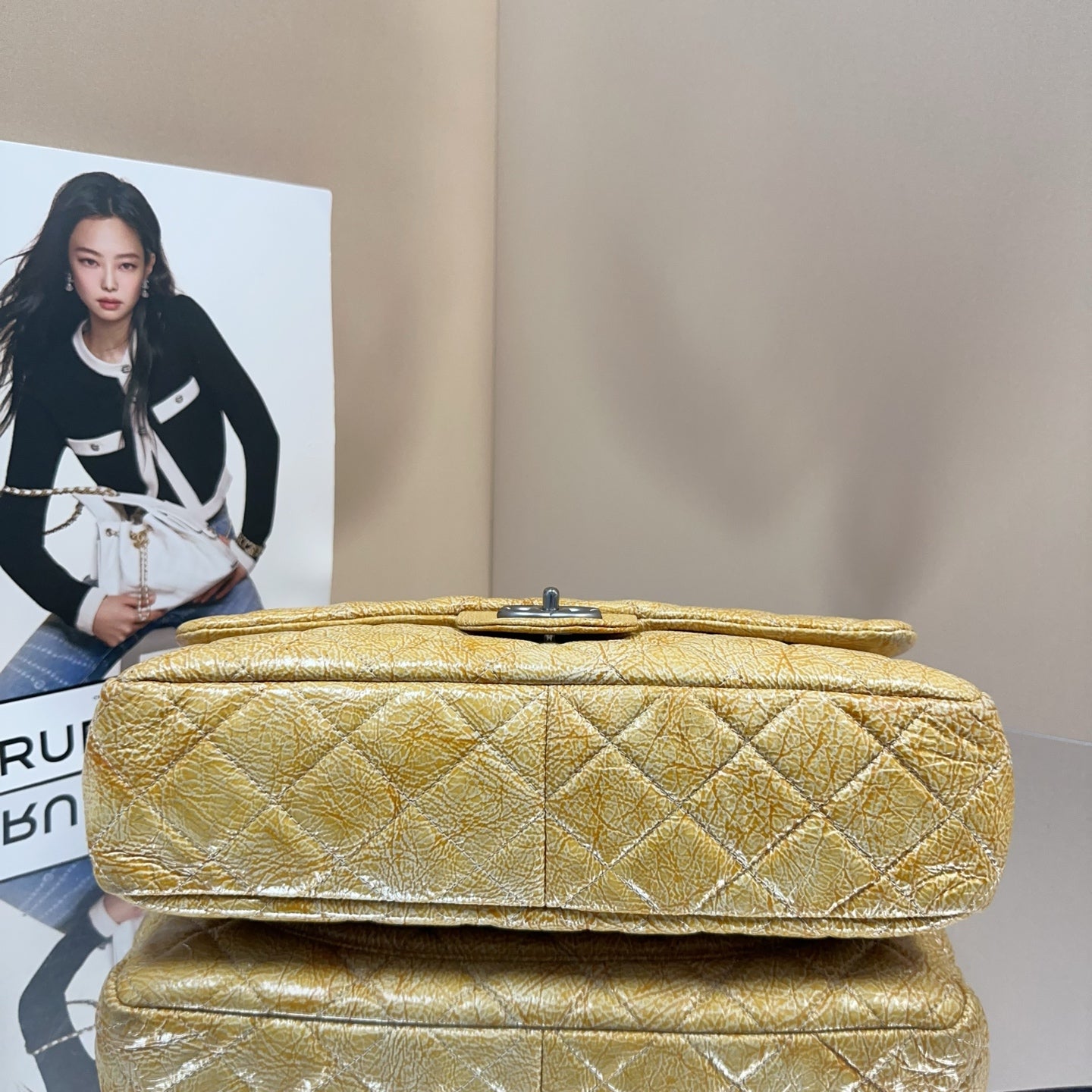 Chanel - Classic Flap Jumbo Single Flap - Distressed patent leather - Amber Yellow - (Large)