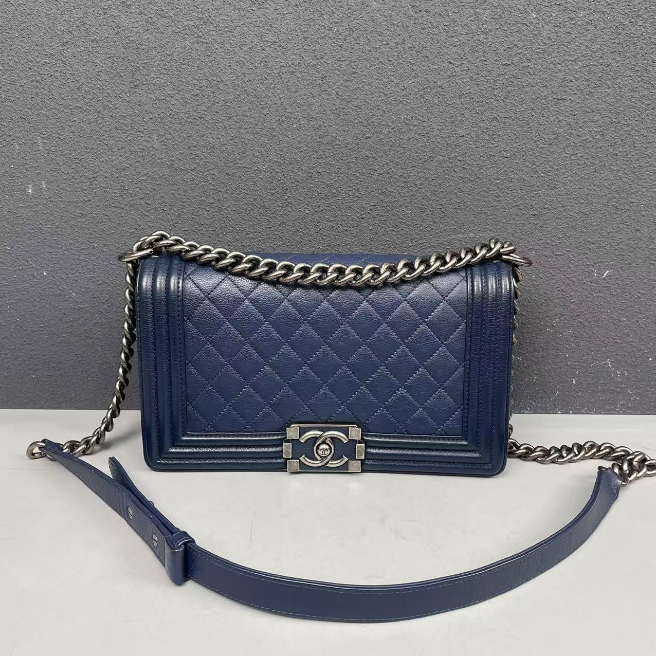 Chanel - Boy Chanel Medium - Grained calfskin leather - Navy - (Medium)