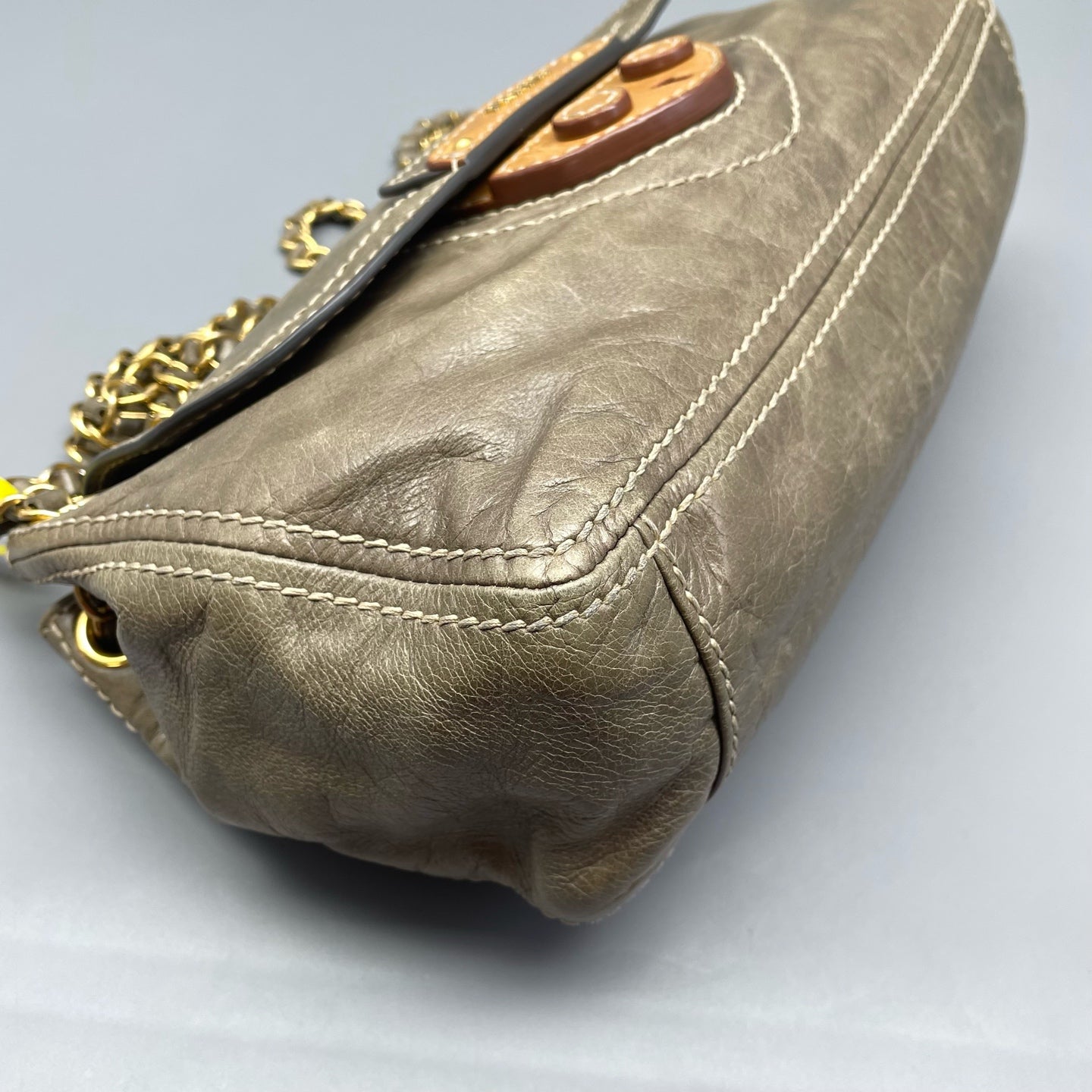 Prada - Flap Shoulder Bag with Chain - Distressed Leather - Grey - (Medium)