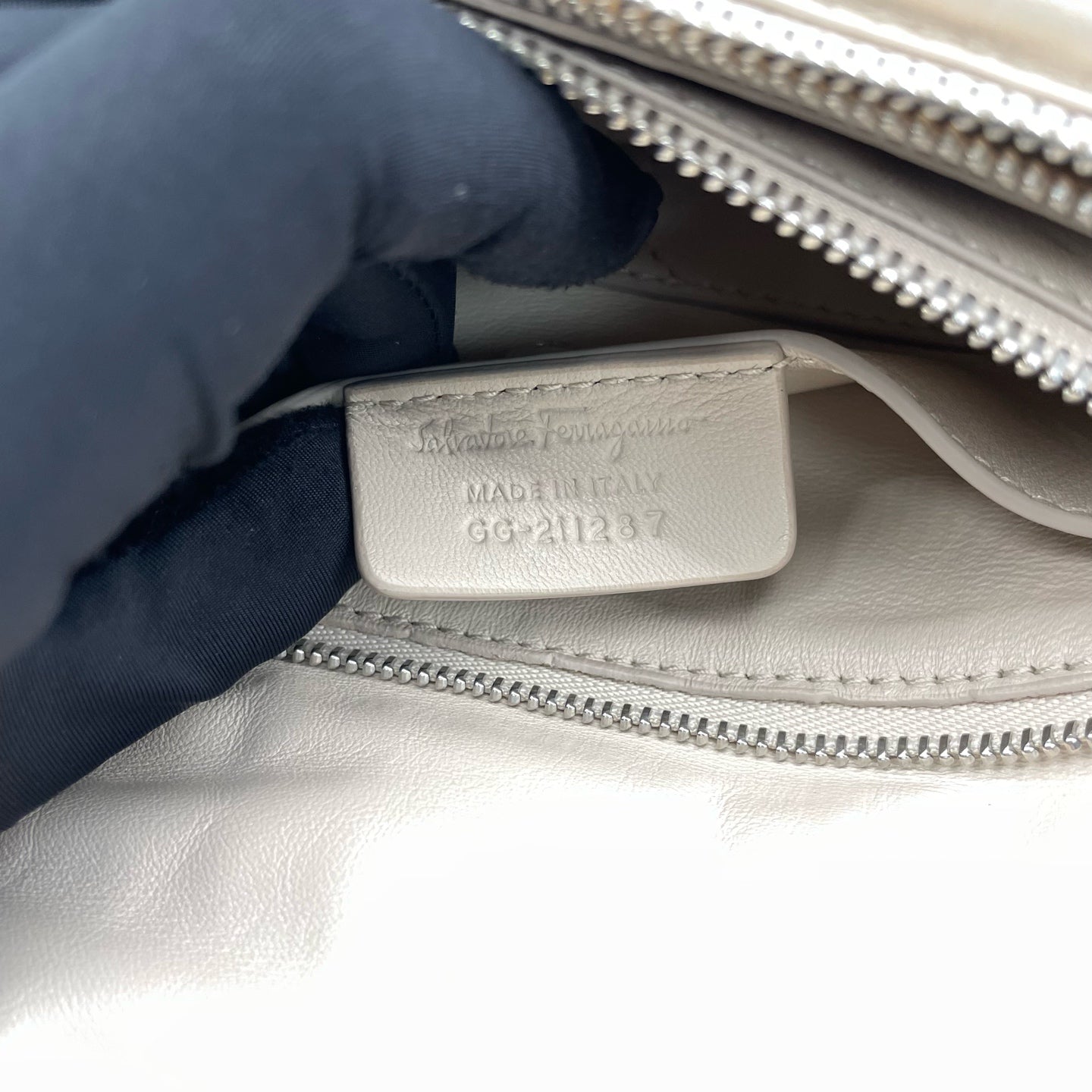 Salvatore Ferragamo - Vara Bow Cloud Flap Bag - Leather - Beige - (small)