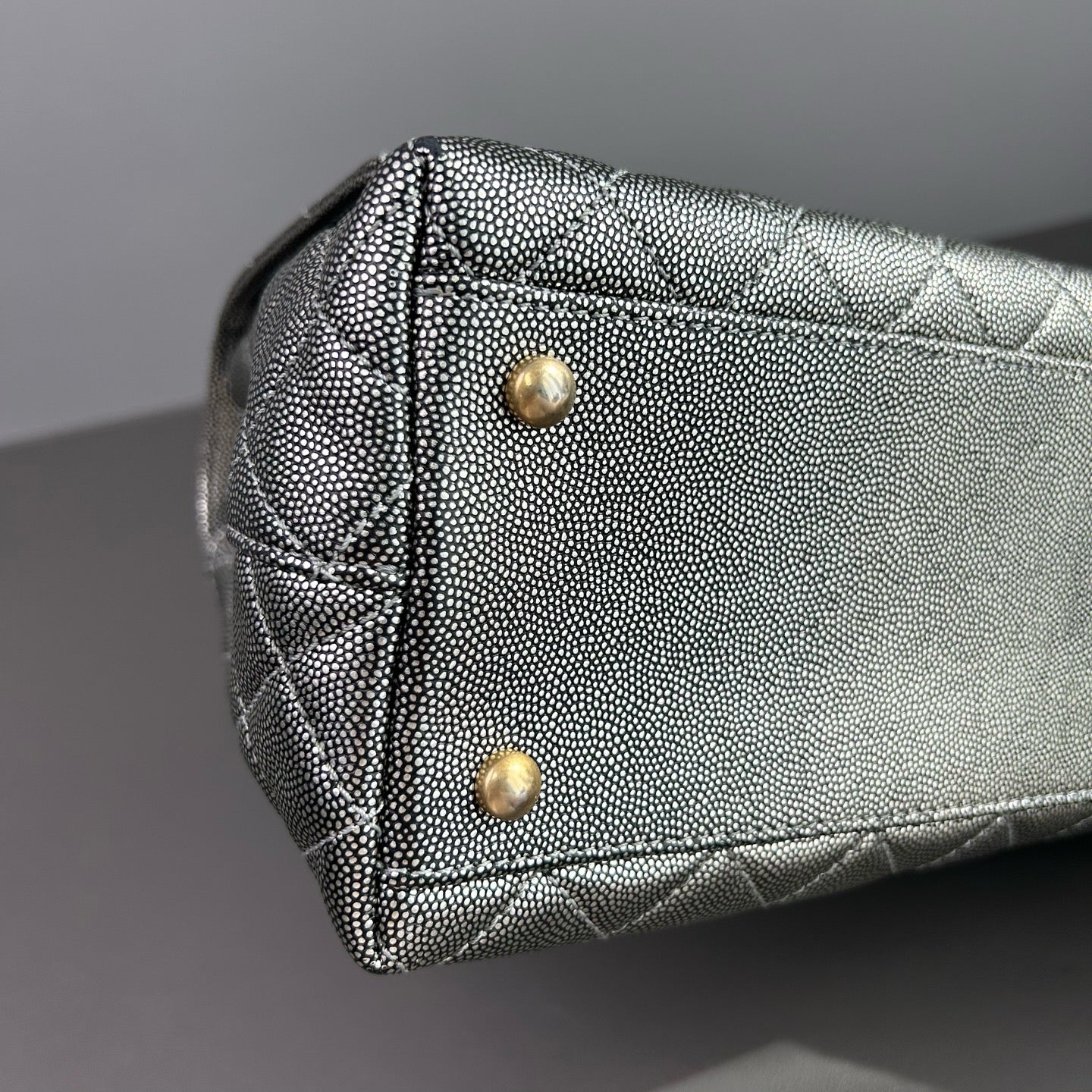 Chanel - Coco Handle Flap Bag - Grained metallic calfskin leather - Silver - (Medium)