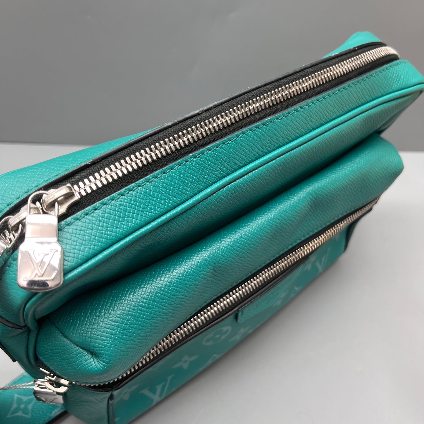 Louis Vuitton - Outdoor Messenger - Leather - Blue - (medium)