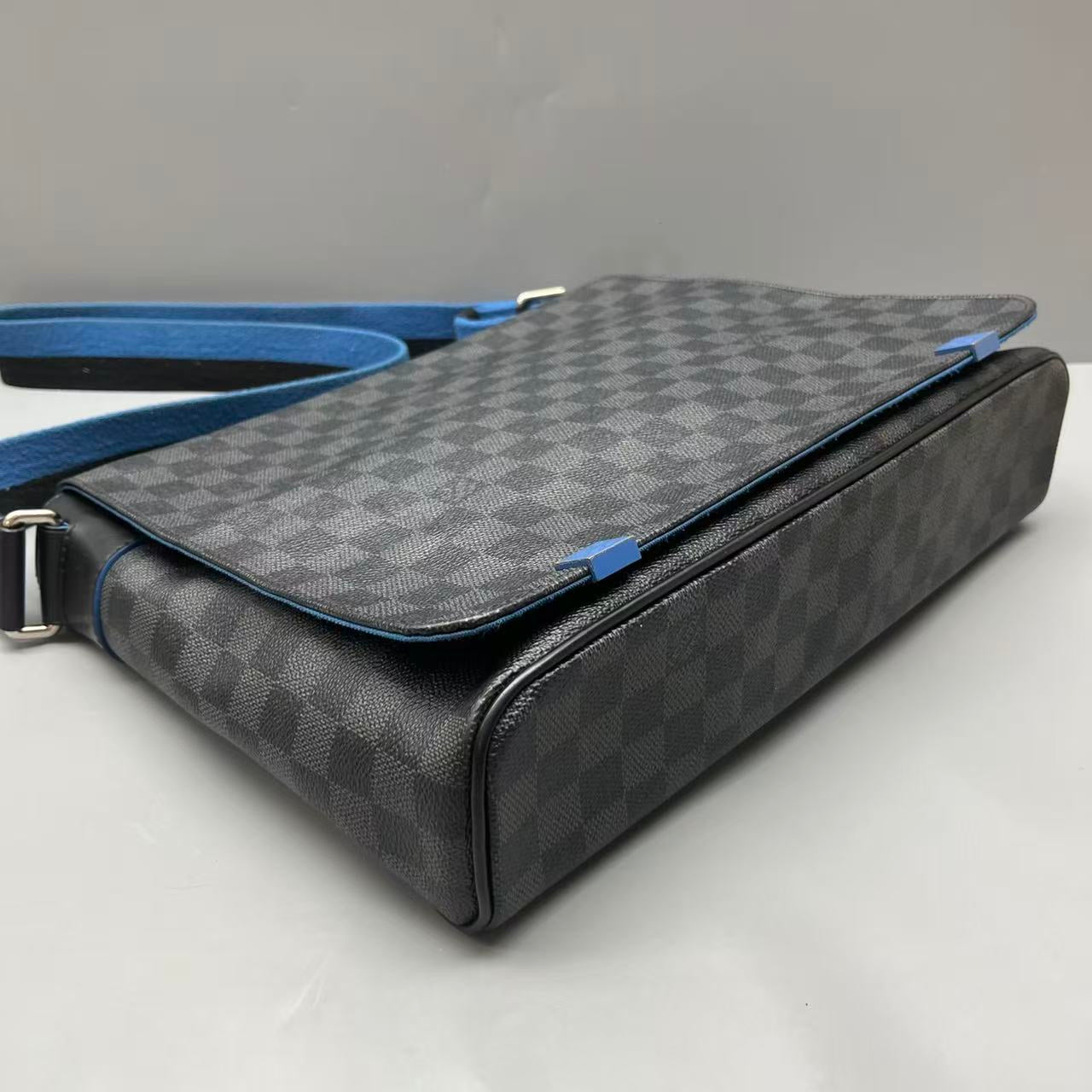 Louis Vuitton - Damier Graphite Messenger Bag - Coated canvas with leather trim and textile strap - Black, Grey, and Blue - (Medium)