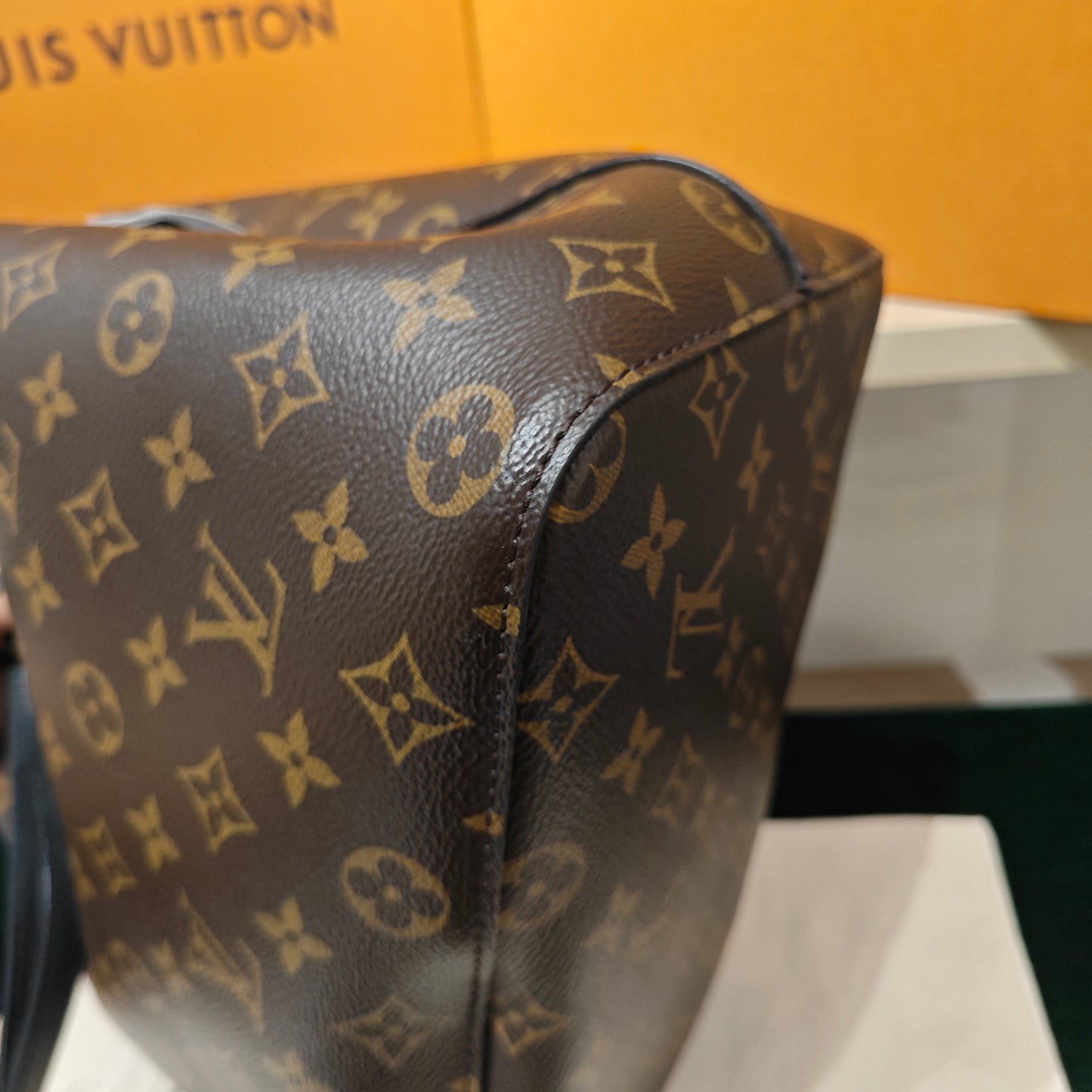 Louis Vuitton - NéoNoé MM - Monogram coated canvas with black cowhide leather trim - Brown and Black - (Medium)