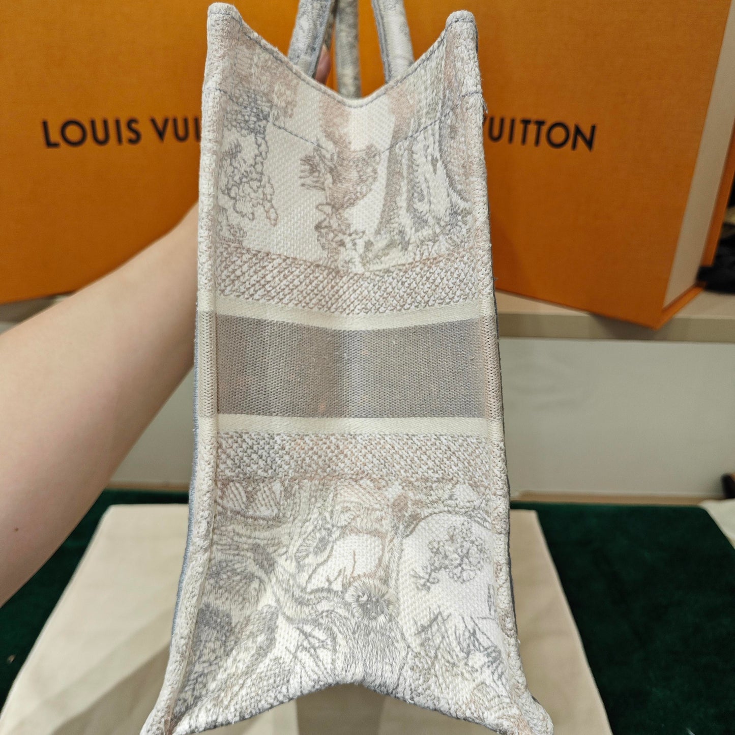 Dior - Book Tote Medium 'Toile de Jouy Sauvage' Animalier - Embroidered canvas - Beige and Grey - (Medium)