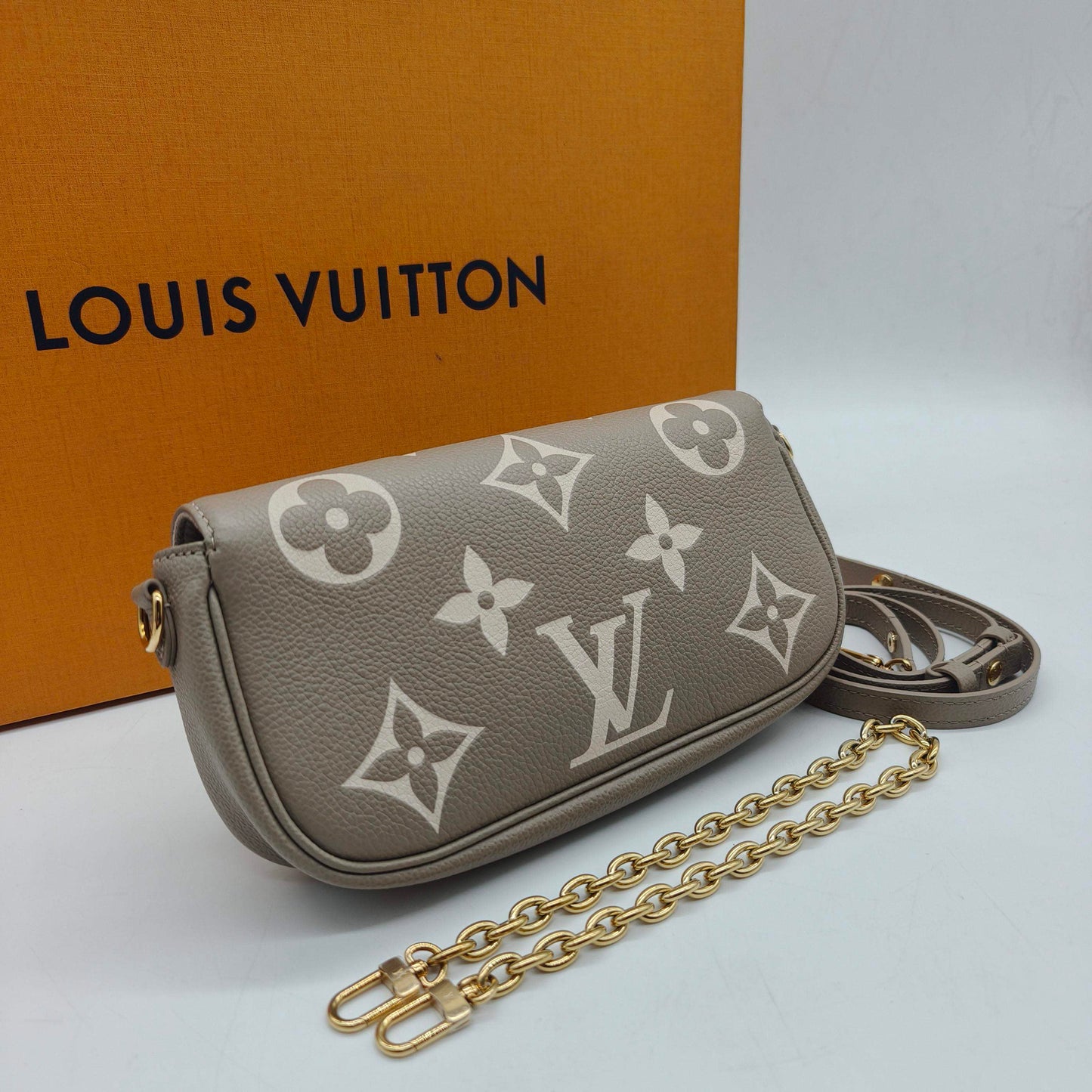 Louis Vuitton - Ivy Shoulder Bag - Embossed soft grained cowhide leather - Grey - (mini)