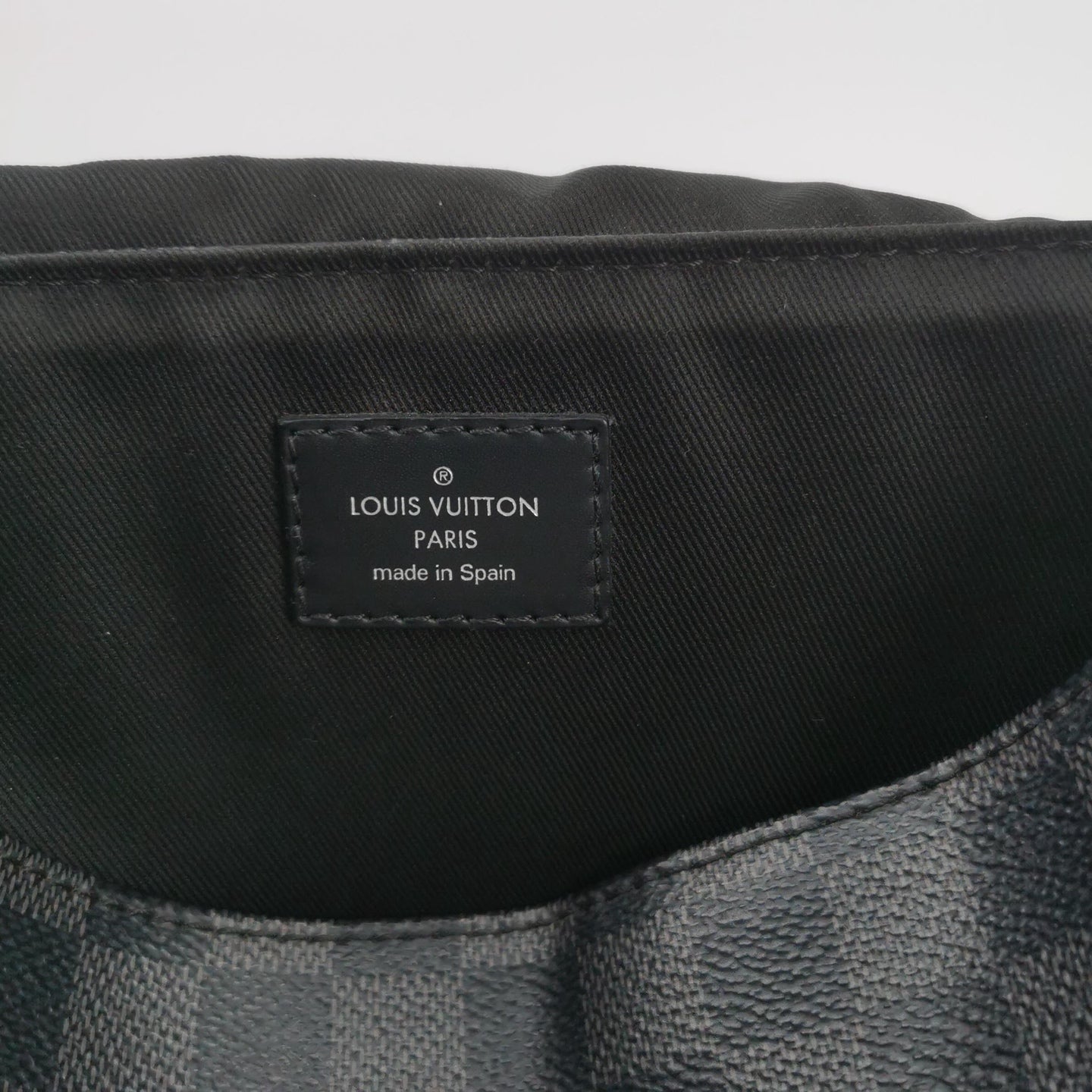 Louis Vuitton - District PM Messenger Bag - Damier Graphite canvas with leather trim - Grey - (small)