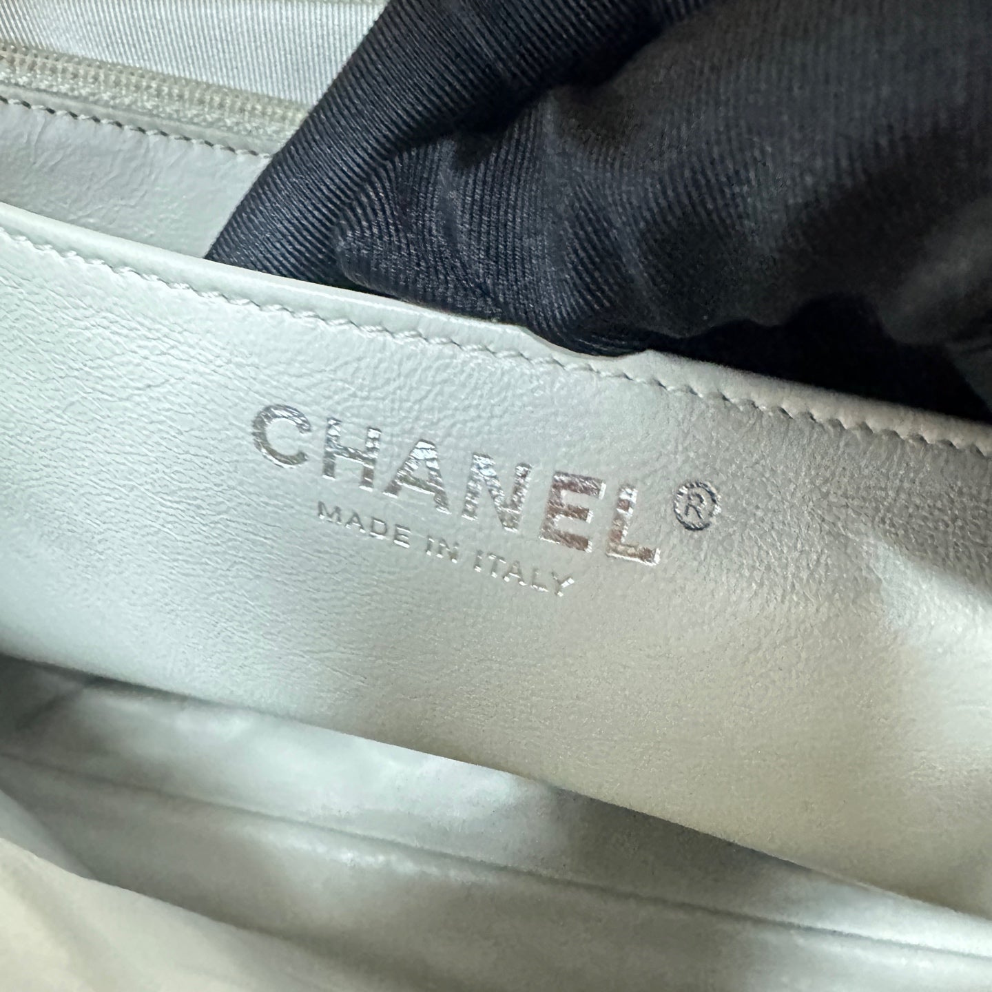 Chanel - Classic Flap Jumbo Single Flap - Distressed patent leather - Amber Yellow - (Large)