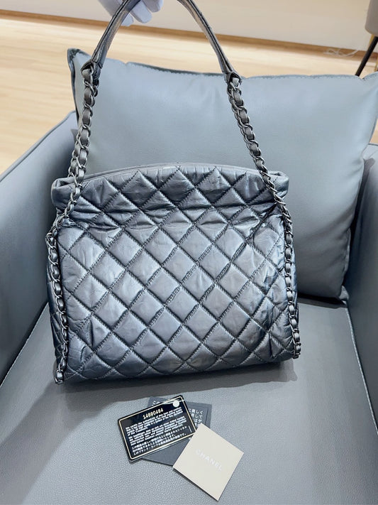 Chanel - Quilted Gathered Shoulder Bag - Crinkled cowhide leather - Silver Grey - (medium)