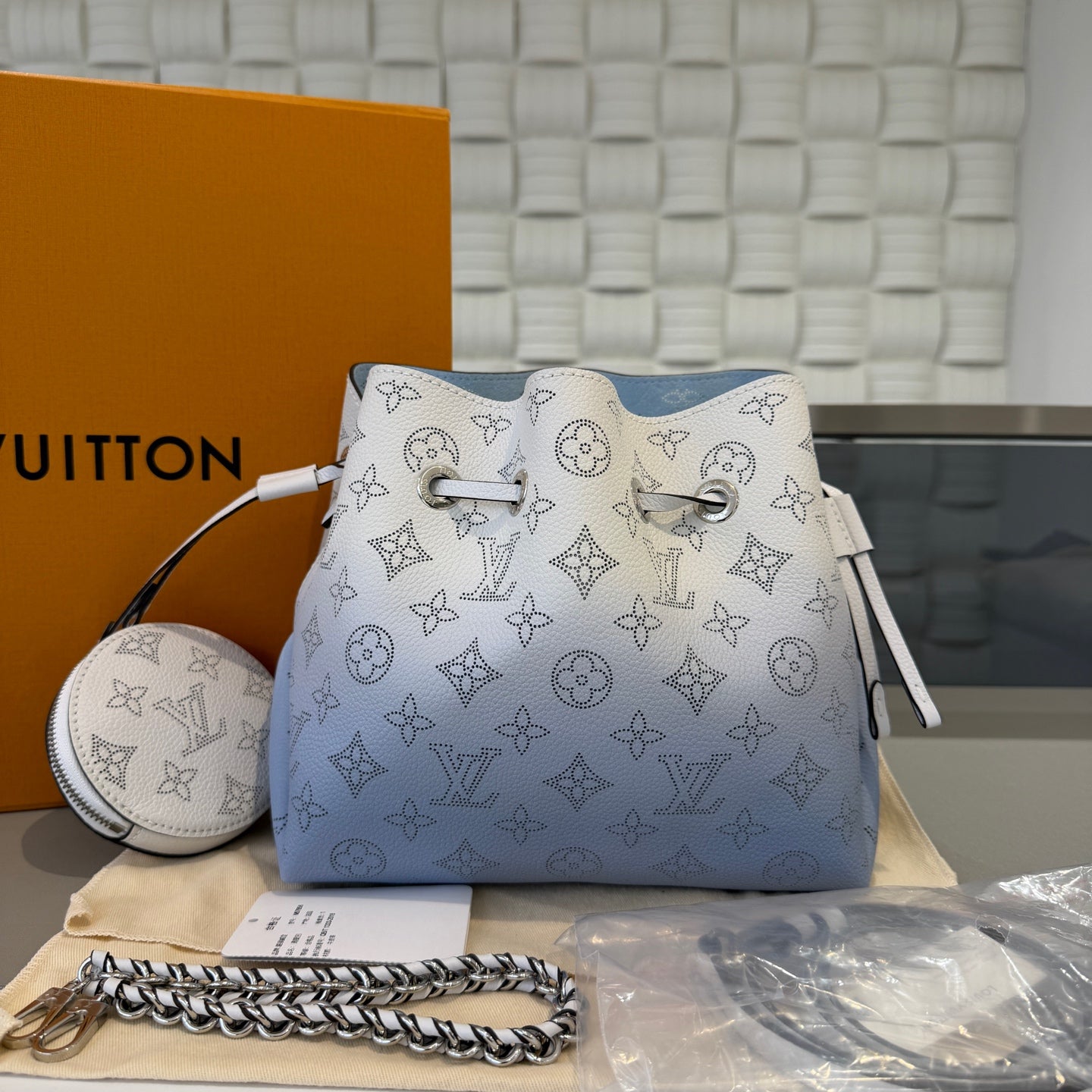 Louis Vuitton - Bella Bucket Bag - Perforated Mahina leather - Gradient White to Blue - (medium)
