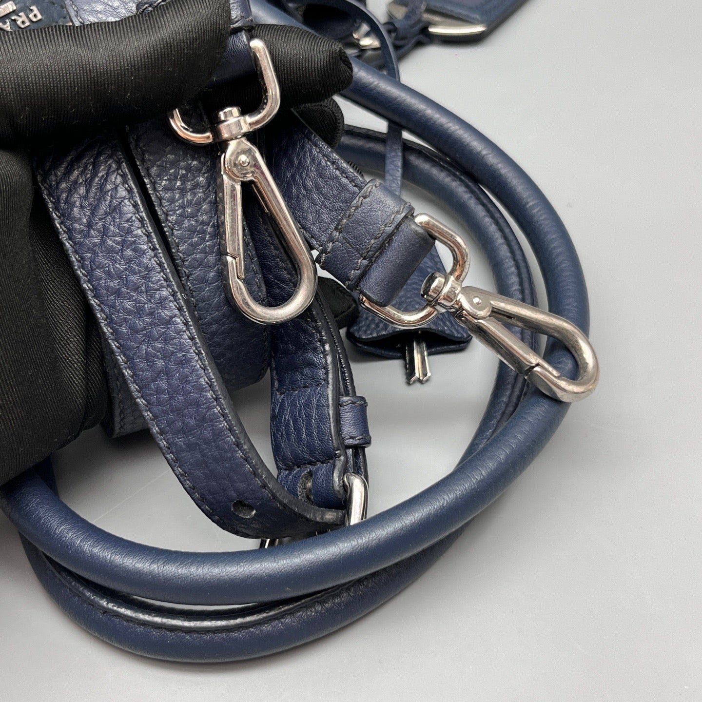 Prada - Commuter Tote Bag - Pebbled leather - Navy - (medium)