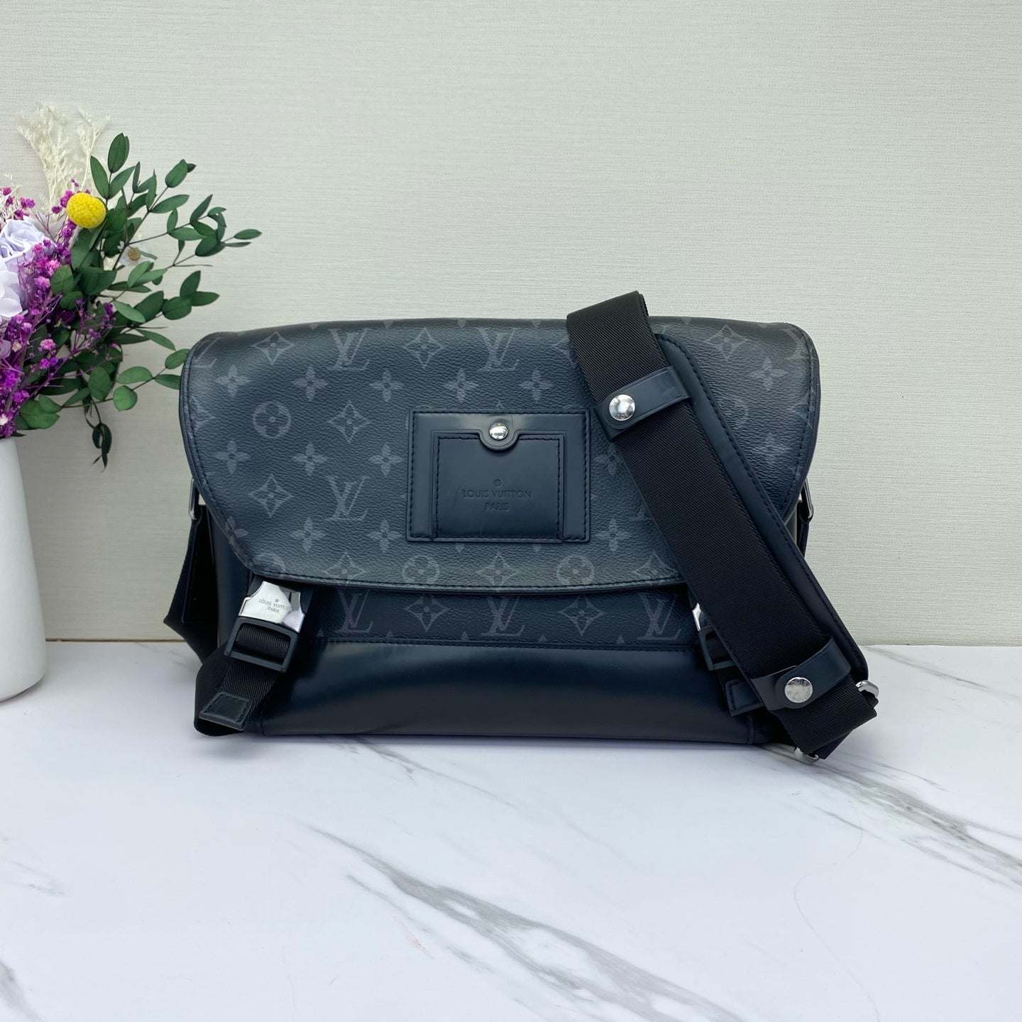Louis Vuitton - Voyager Messenger - Monogram Eclipse coated canvas with leather trim - Black - (Medium)