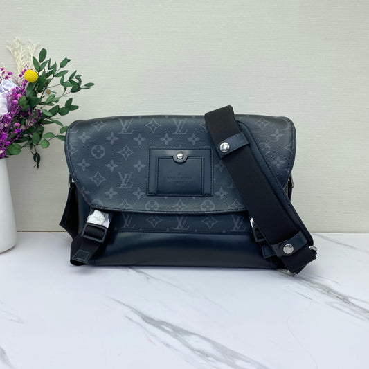 Louis Vuitton - Voyager Messenger - Monogram Eclipse coated canvas with leather trim - Black - (Medium)