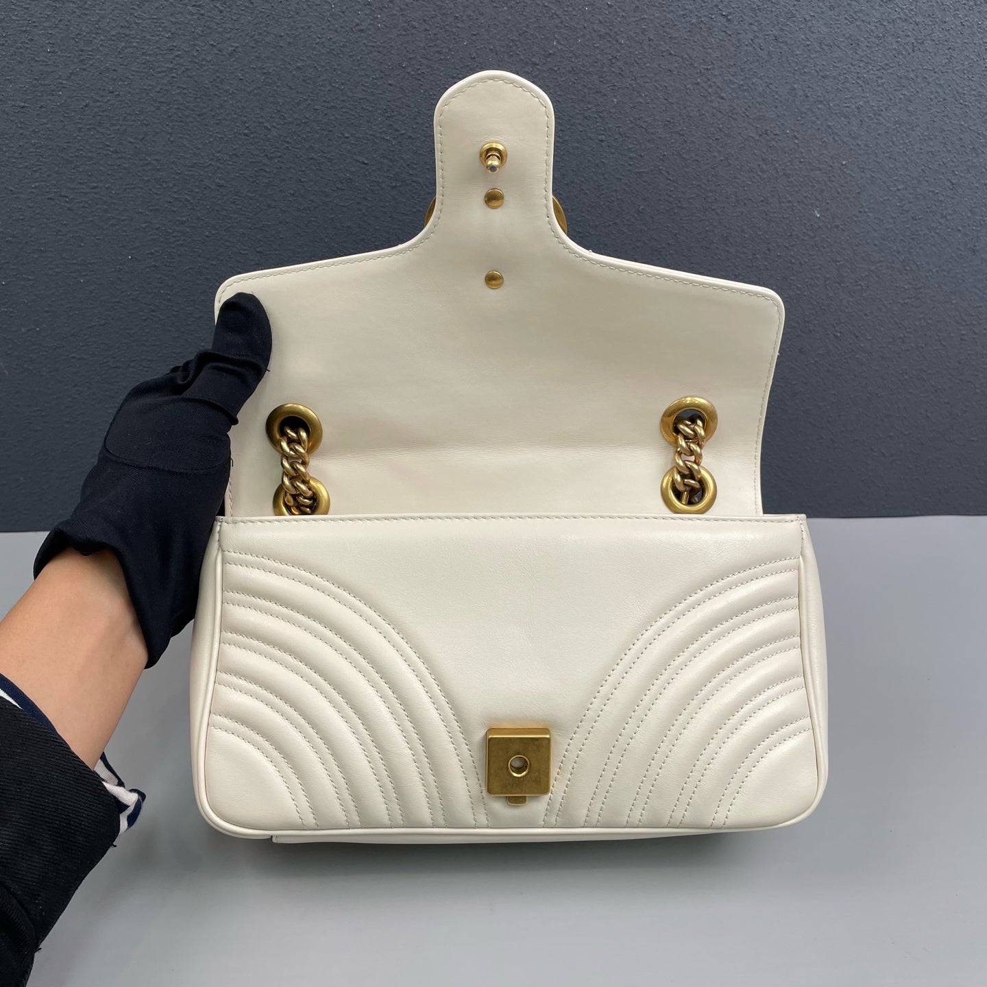 Gucci - GG Marmont Matelassé Shoulder Bag - Leather - White - (Medium)