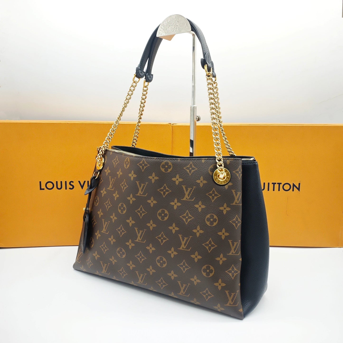 Louis Vuitton - Surene Medium - Monogram coated canvas with grained leather trim - Brown and Black with Gold-tone hardware - (Medium)