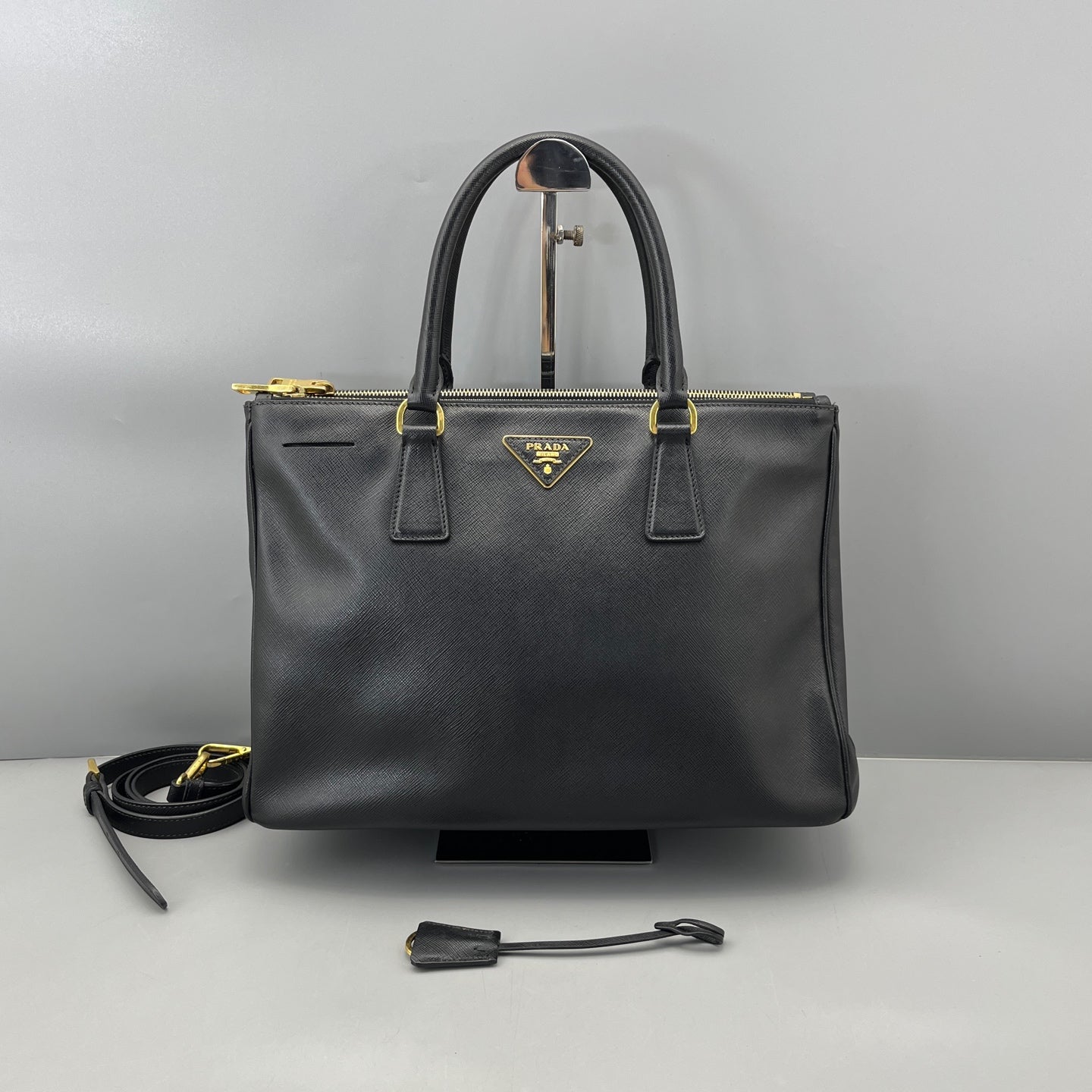 Prada - Saffiano Lux Double-Zip Tote (Galleria Bag) - Saffiano leather - Black - (medium)