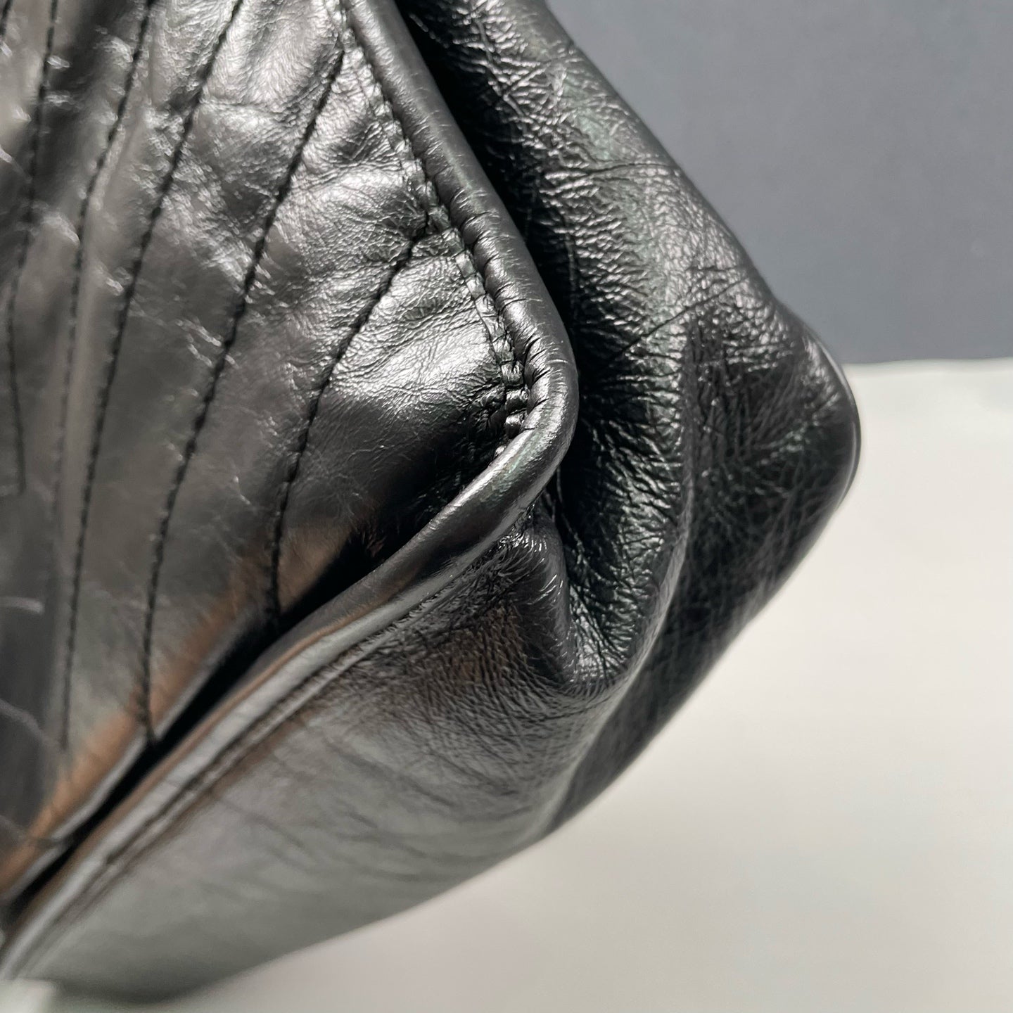 Saint Laurent - Niki Medium Chain Bag - Distressed calfskin leather - Black - (Medium)