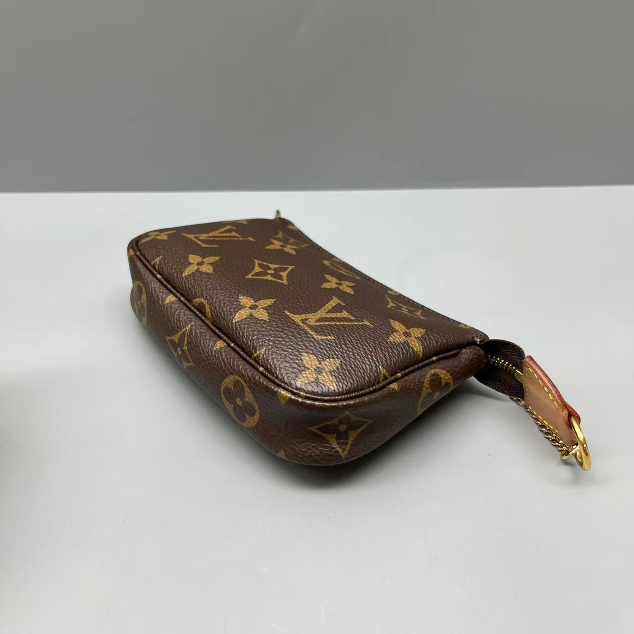 Louis Vuitton - Mini Pochette Accessoires - Monogram coated canvas with natural cowhide leather trim - Brown - (mini)