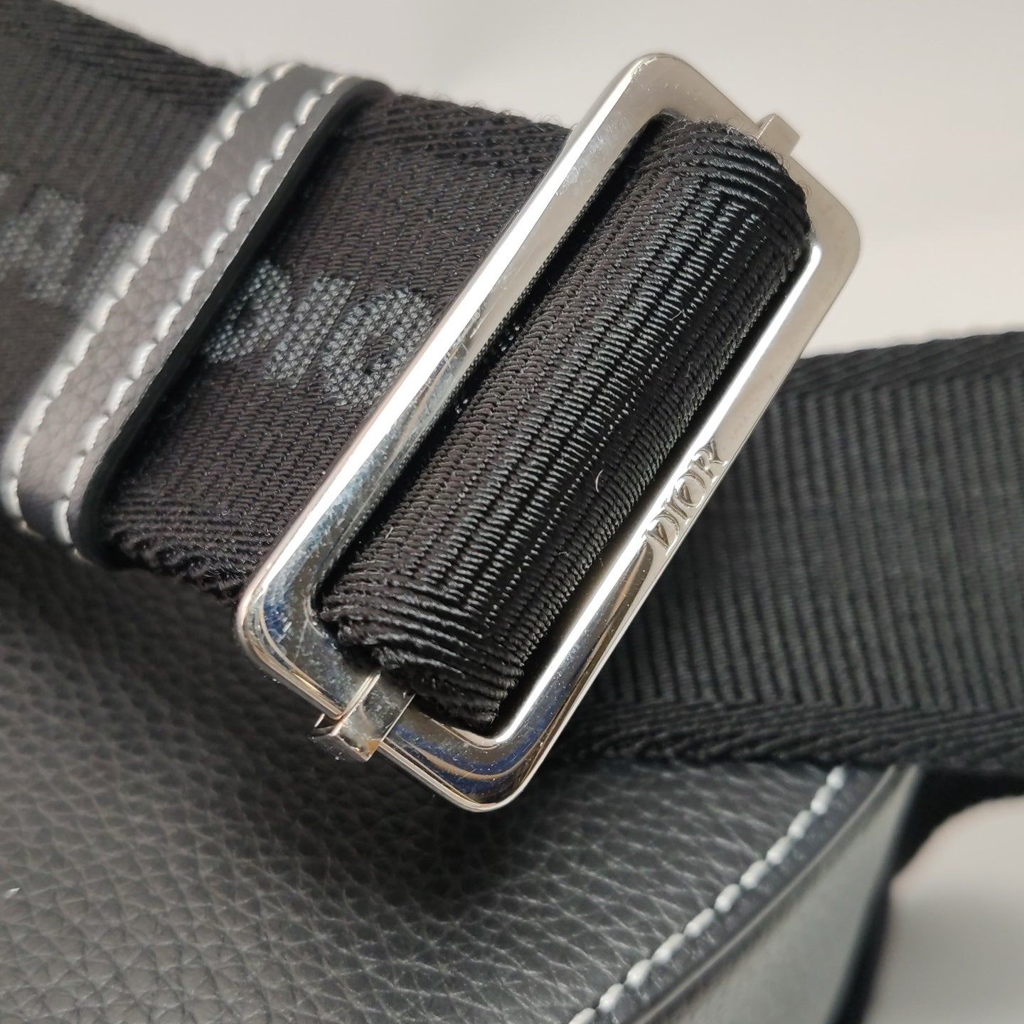 Dior - Saddle Sling Bag 1ADBO022YKK_H00N - Grained cow leather - Black - (medium)