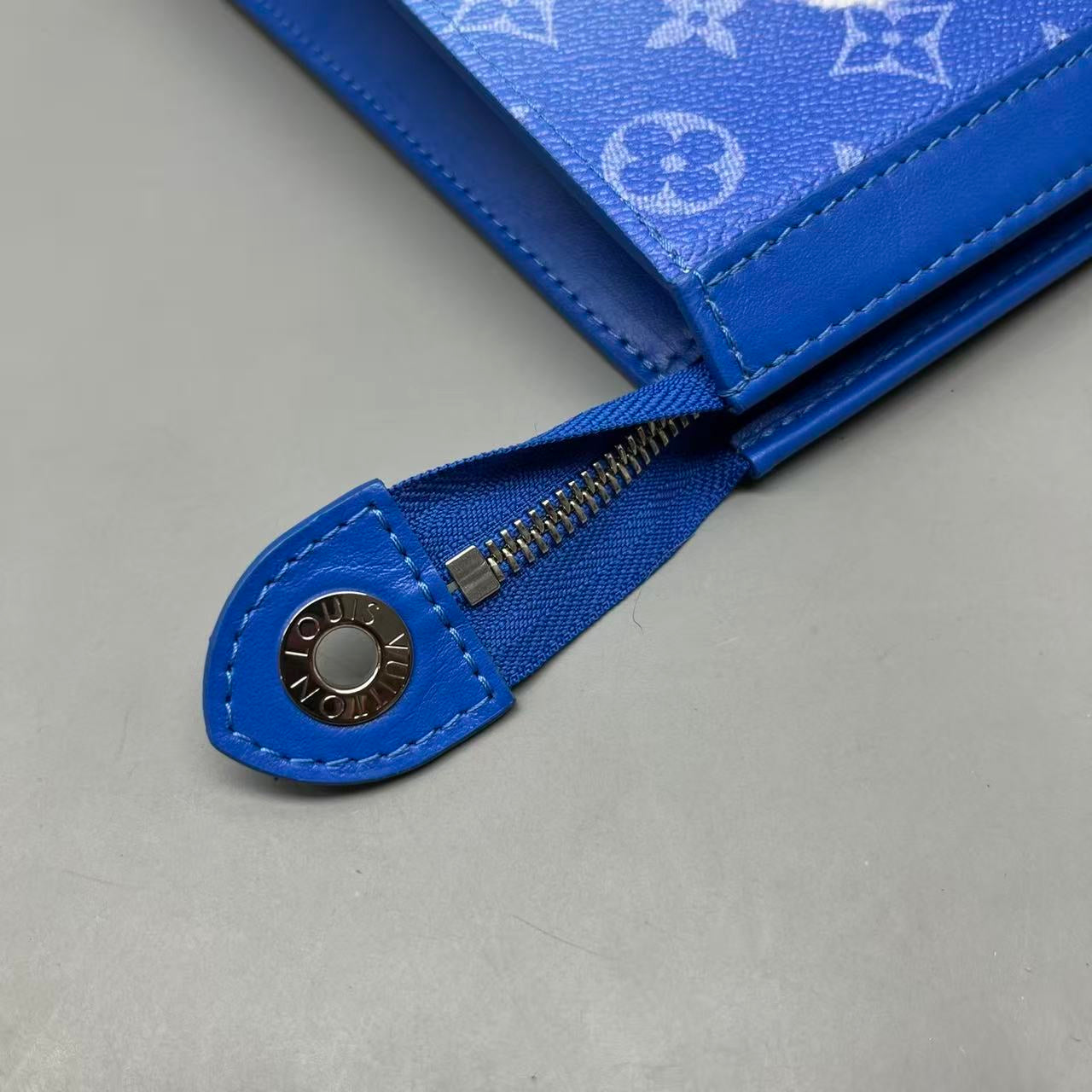 Louis Vuitton - Pochette Voyage MM Clouds - Monogram coated canvas with leather trim - Blue - (medium)