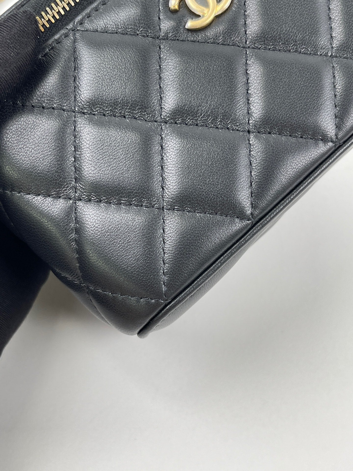 Chanel - Gold Ball Vanity Case - Lambskin leather - Black - (Mini)