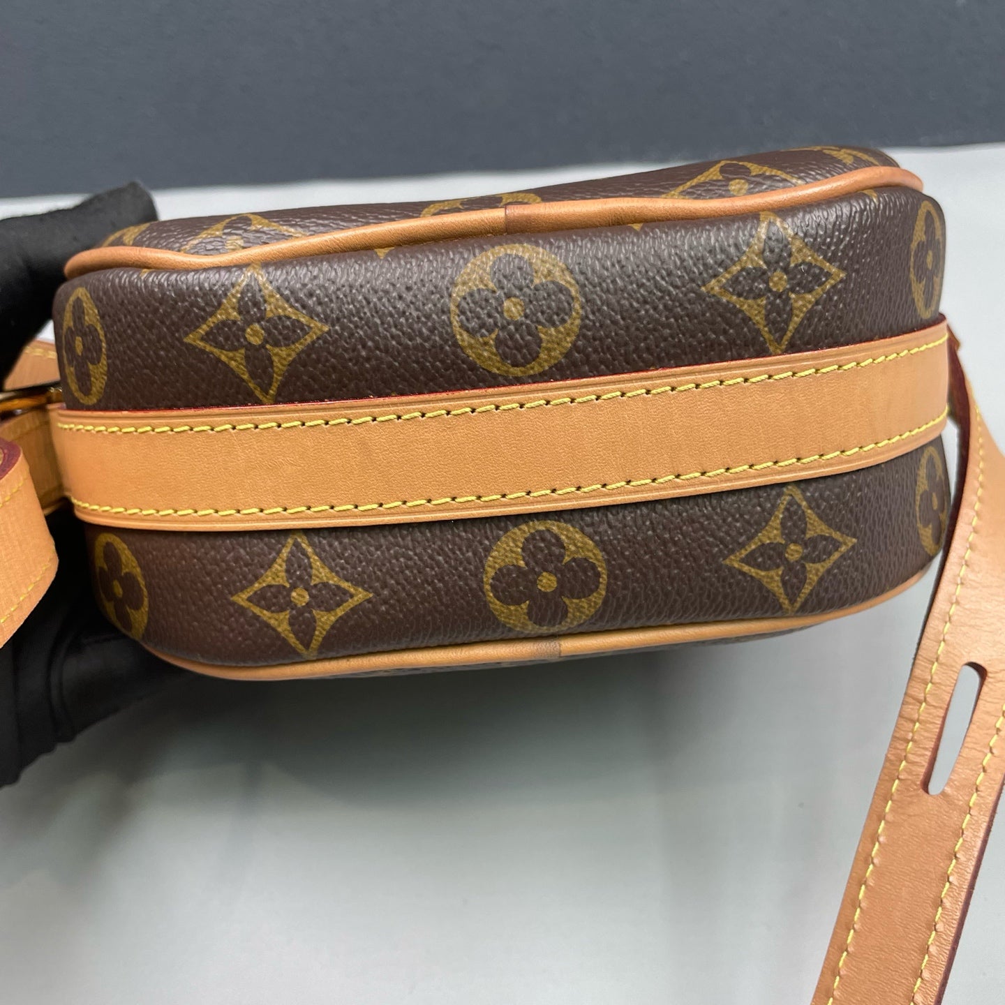 Louis Vuitton - Boîte Chapeau Souple PM - Monogram coated canvas with natural cowhide leather trim - Brown Monogram with natural Vachetta leather and red accents - (Mini)