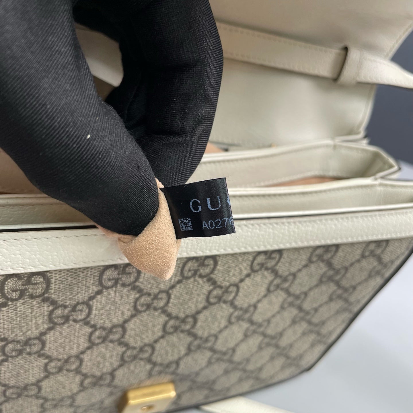 Gucci - Queen Margaret Bee Messenger Bag - GG Supreme coated canvas with grained leather trim - Beige and White with Red/Green Web Stripe - (medium)