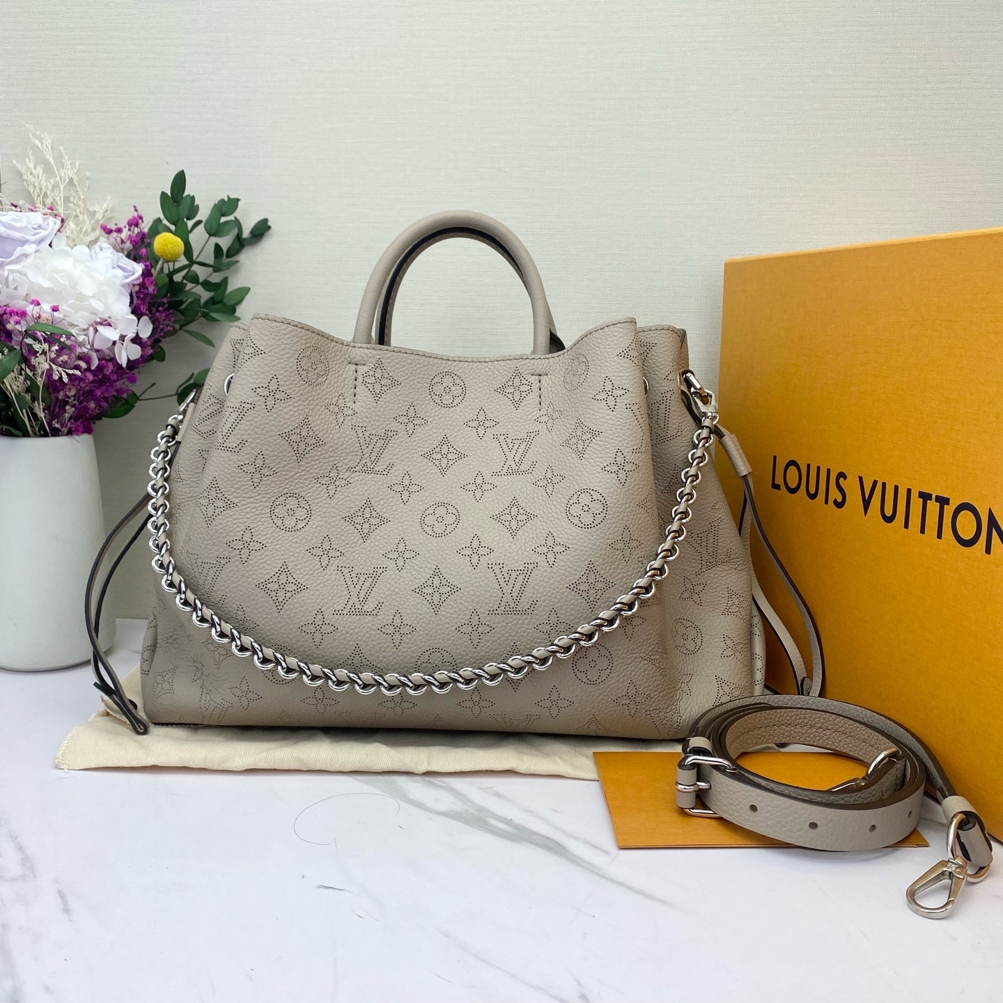 Louis Vuitton - Bella Tote - Grained cowhide leather - Elephant Grey - (Medium)