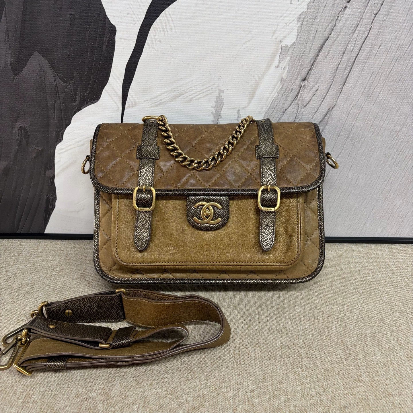 Chanel - Cambridge Messenger Bag - Grained leather - Brown with gold accents - (Medium)