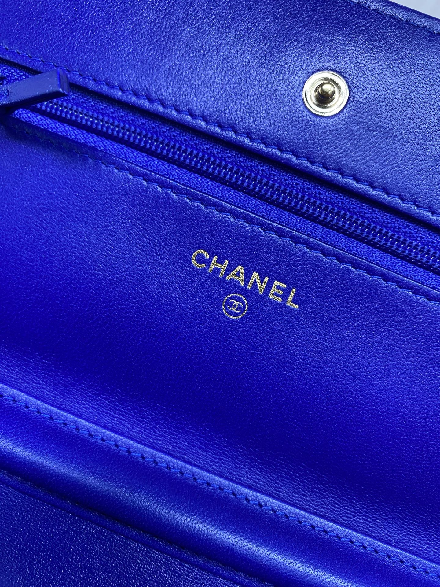 Chanel - V-Stitch Wallet on Chain (WOC) - Lambskin leather - Blue - (Mini)