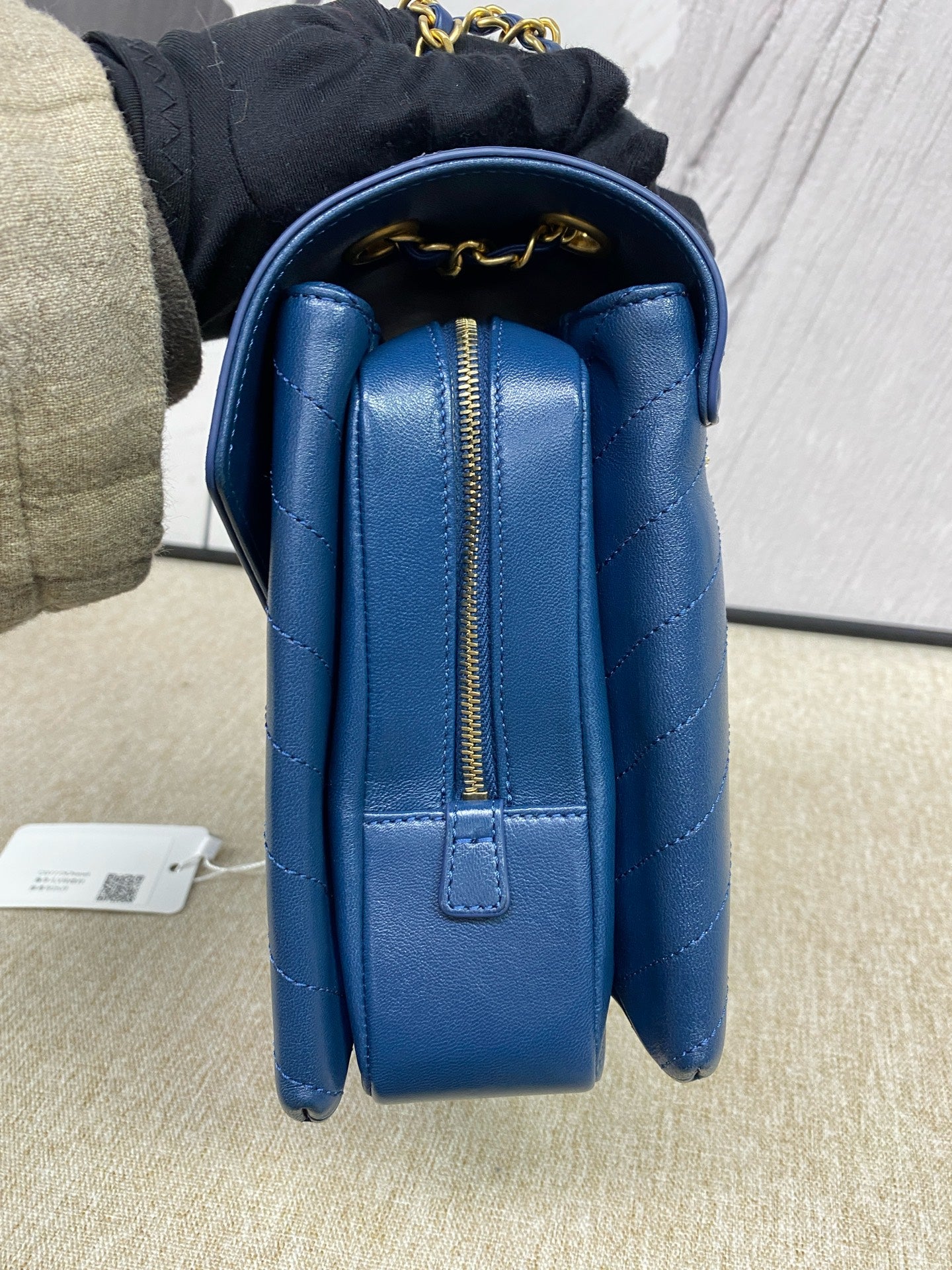 Chanel - V-Stitch Envelope Flap Bag - Calfskin leather - Blue - (Medium)