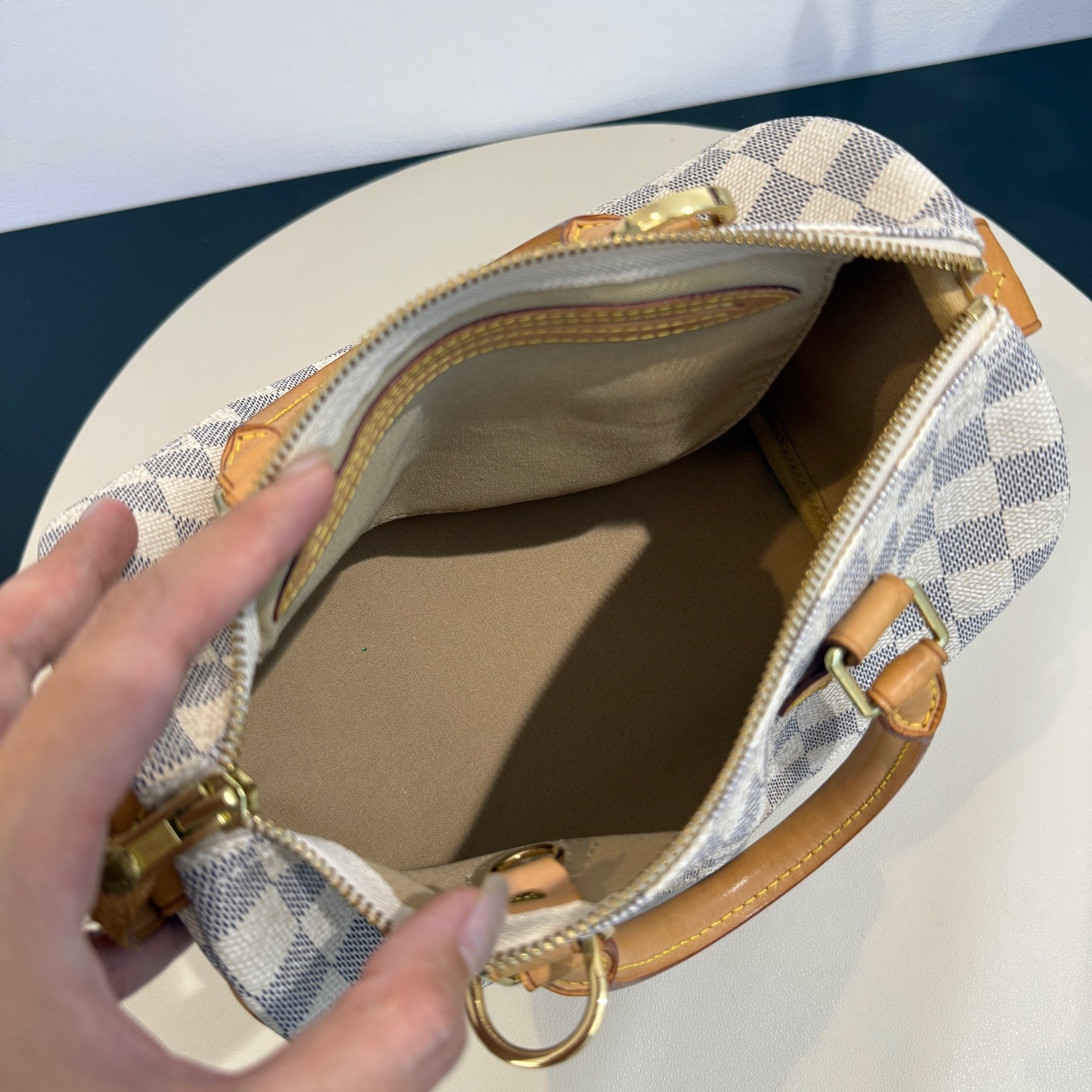 Louis Vuitton - Speedy 25 - Damier Azur coated canvas with natural cowhide leather trim and textile lining - White - (Small)