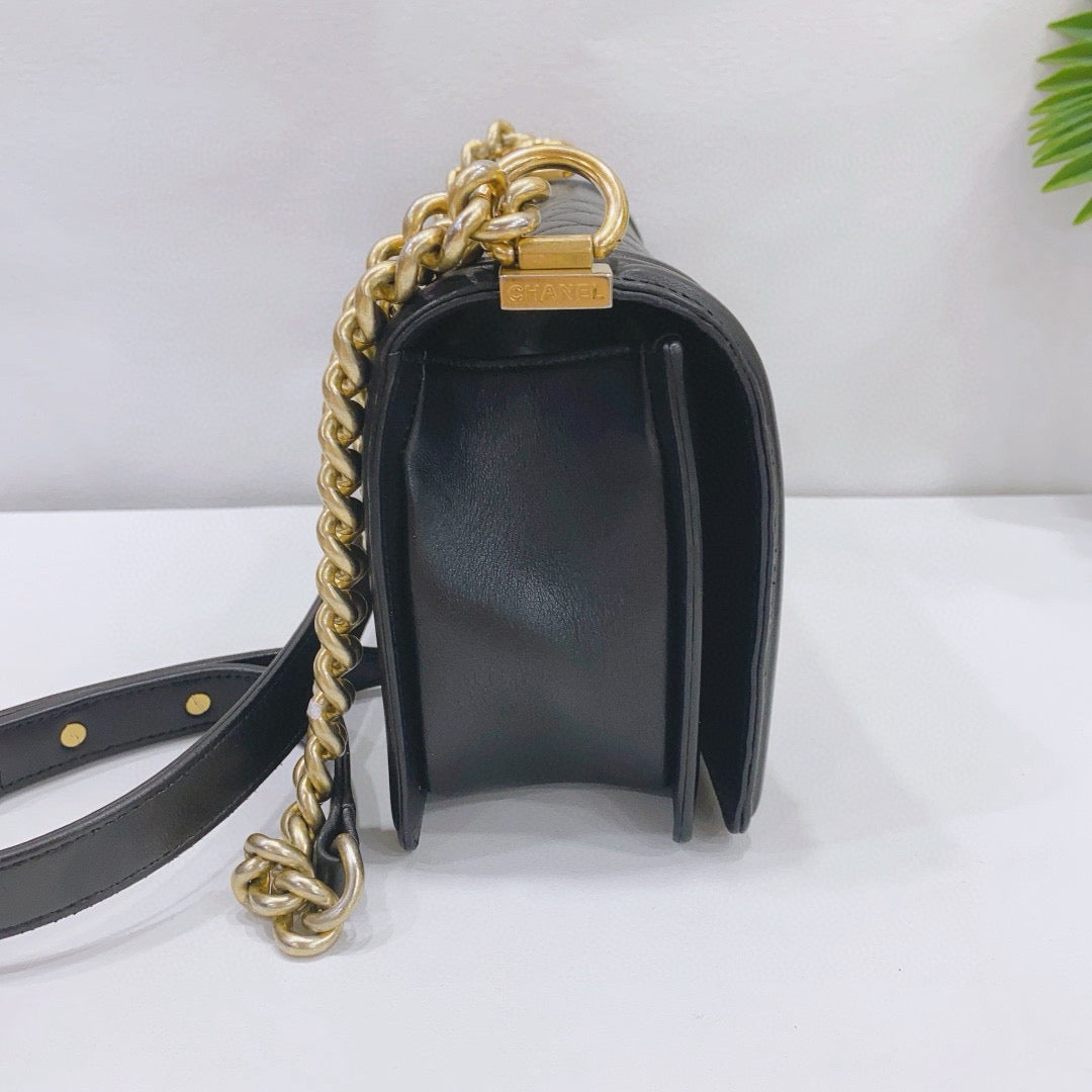 Chanel - Le Boy Medium Flap Bag - Lambskin leather - Black with Gold-Tone Hardware - (Medium)