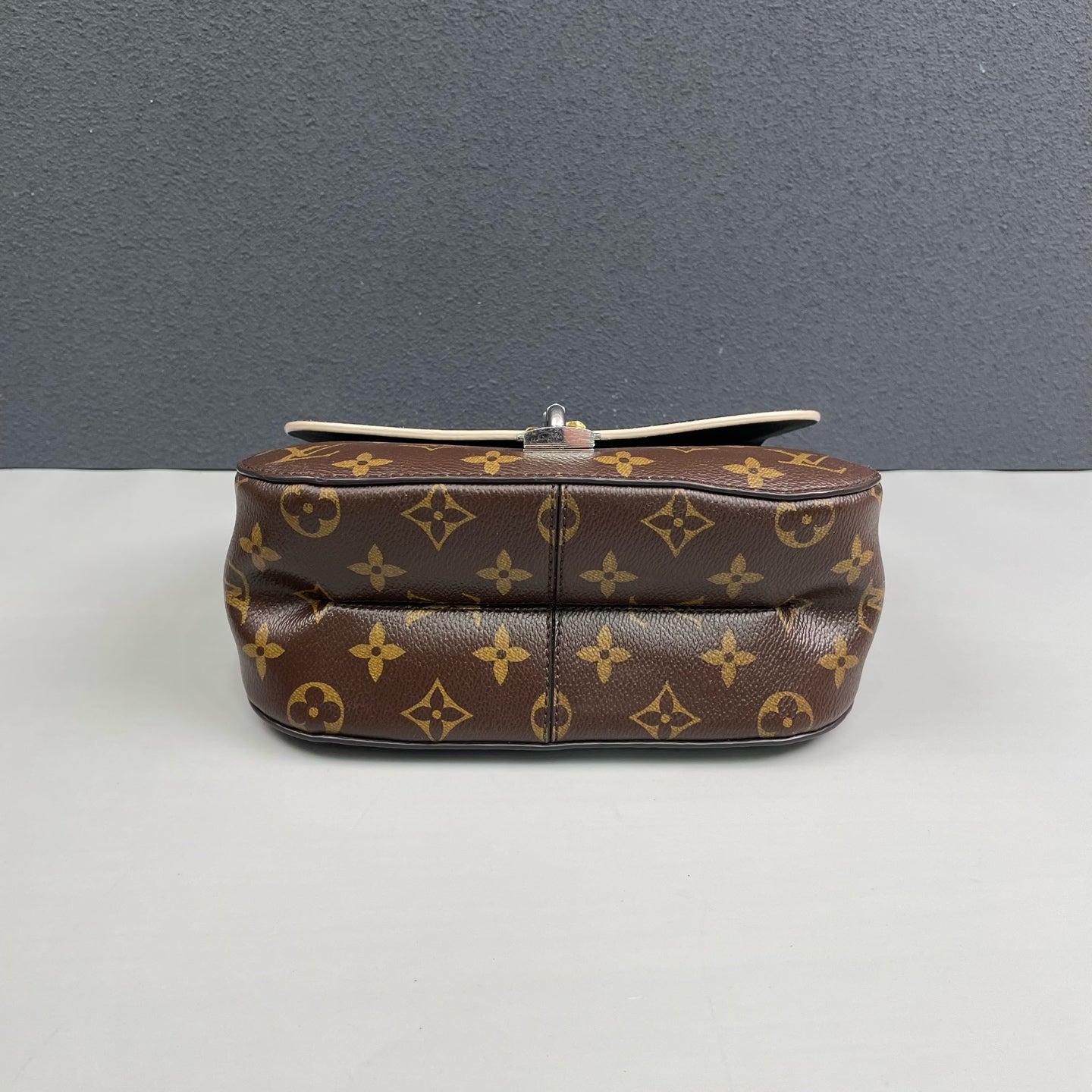 Louis Vuitton - Chain It Messenger PM - Monogram coated canvas and black smooth leather - Multicolour - (mini)
