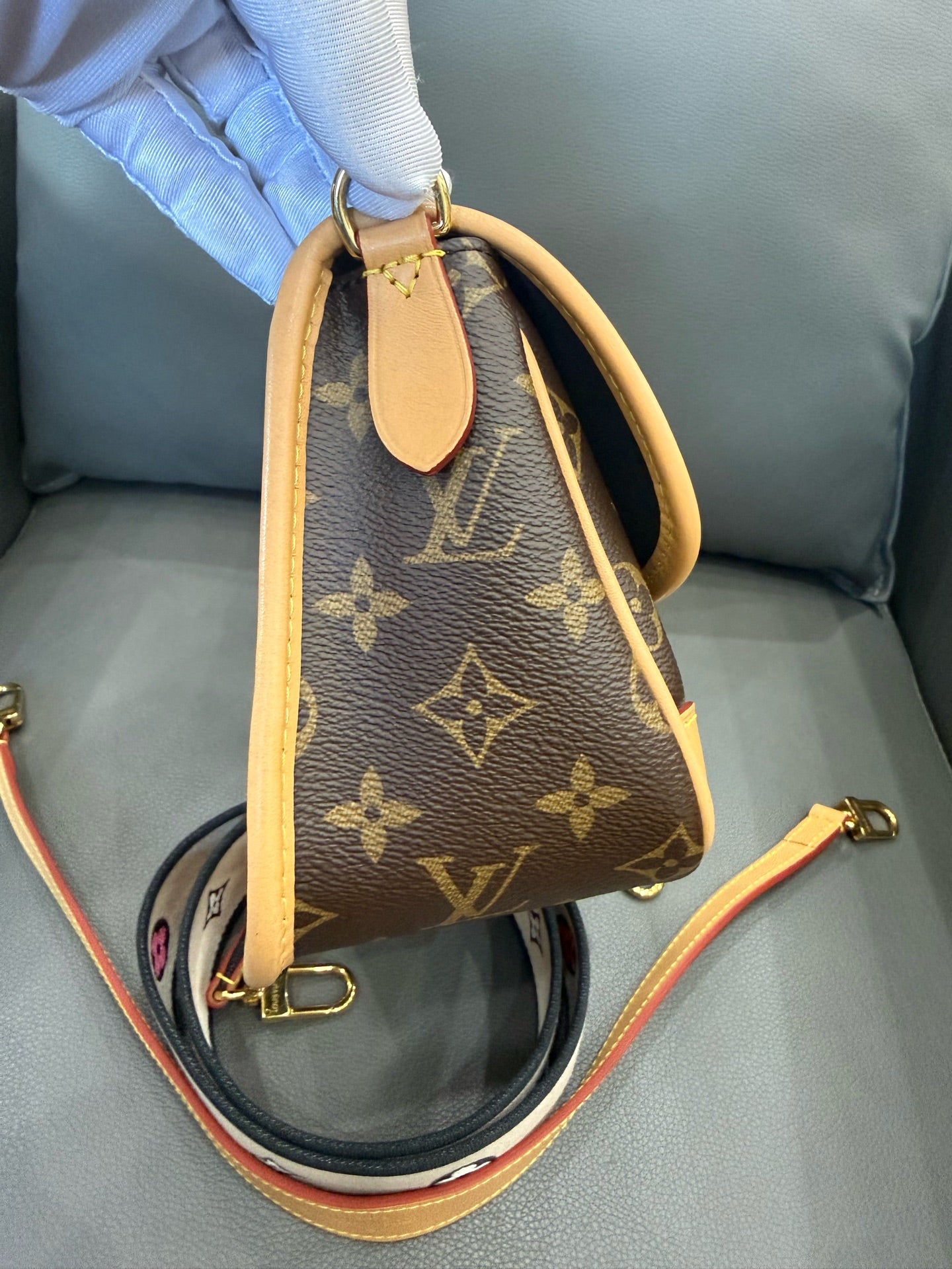 Louis Vuitton - Baguette Flap Bag - Monogram coated canvas with Vachetta leather trim - Brown - (small)